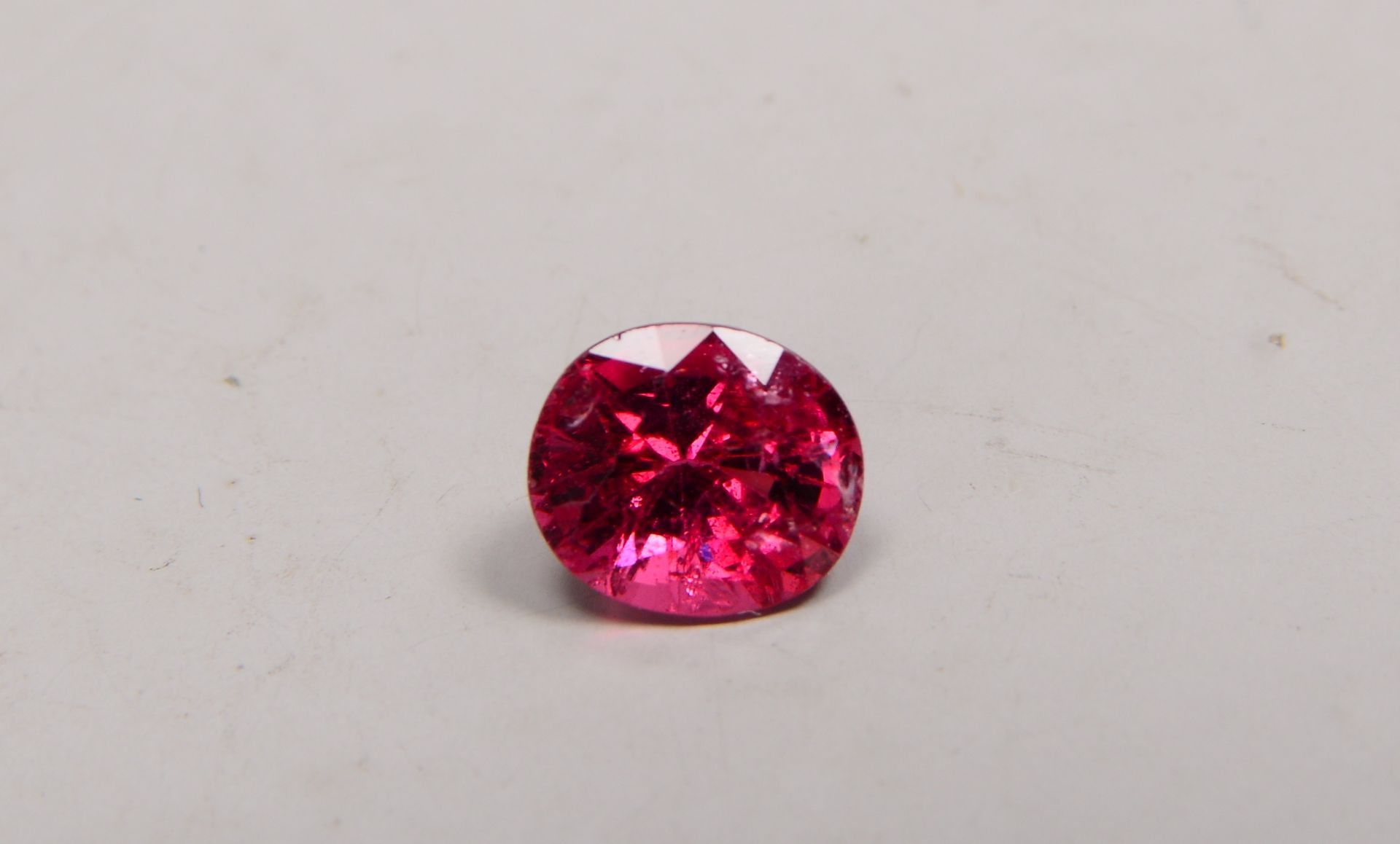 2 Spinelle (Luc Yen/Vietnam), unbehandelte Steine/zusammen ca. 2,05 ct (Steine mit Gebrauchsspuren)