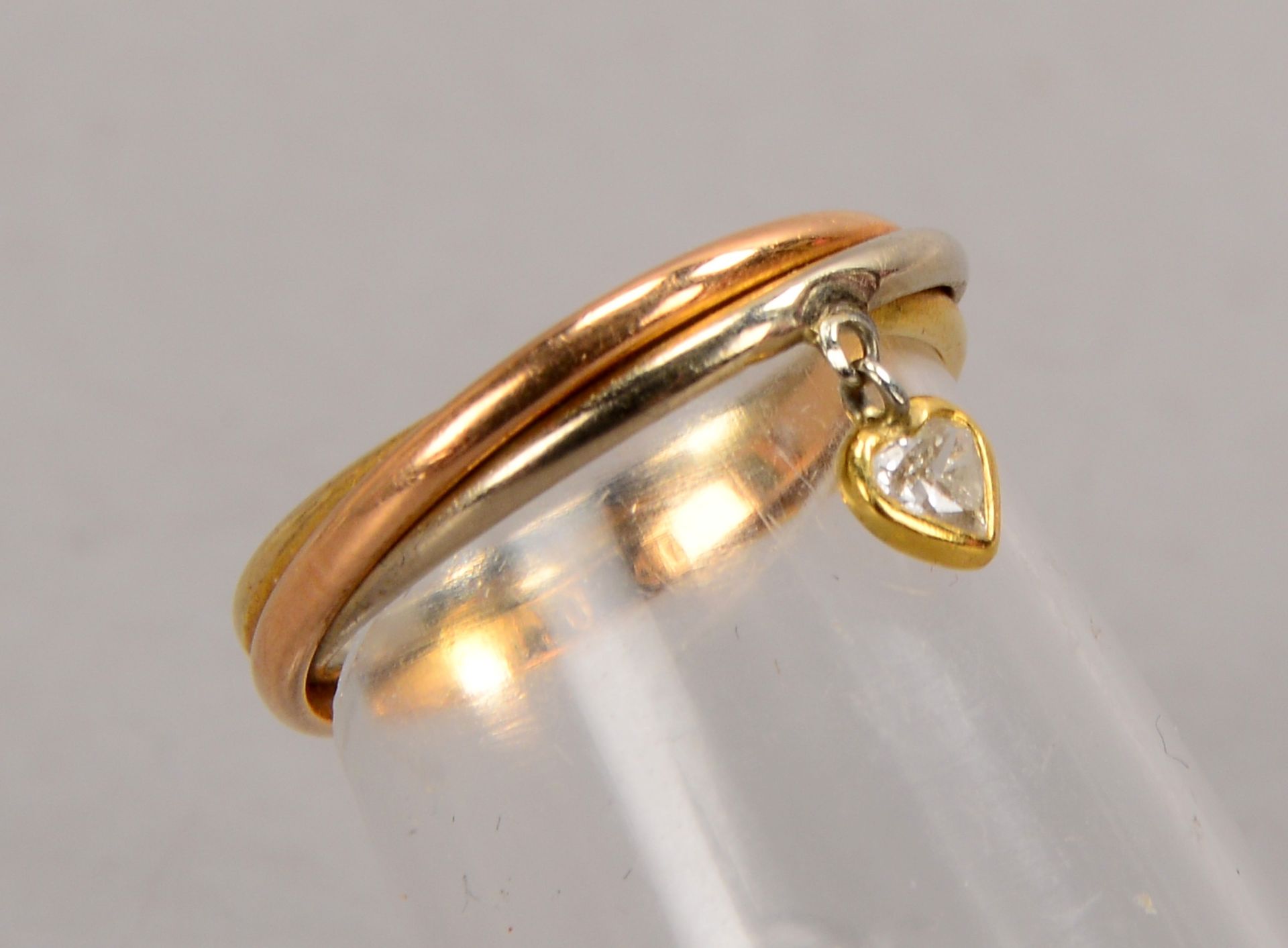 Ring, 750 Gold/Tricolor, aus 3x ineinander verschlungenen Ringen, besetzt mit kl. Diamant, &#039;Her