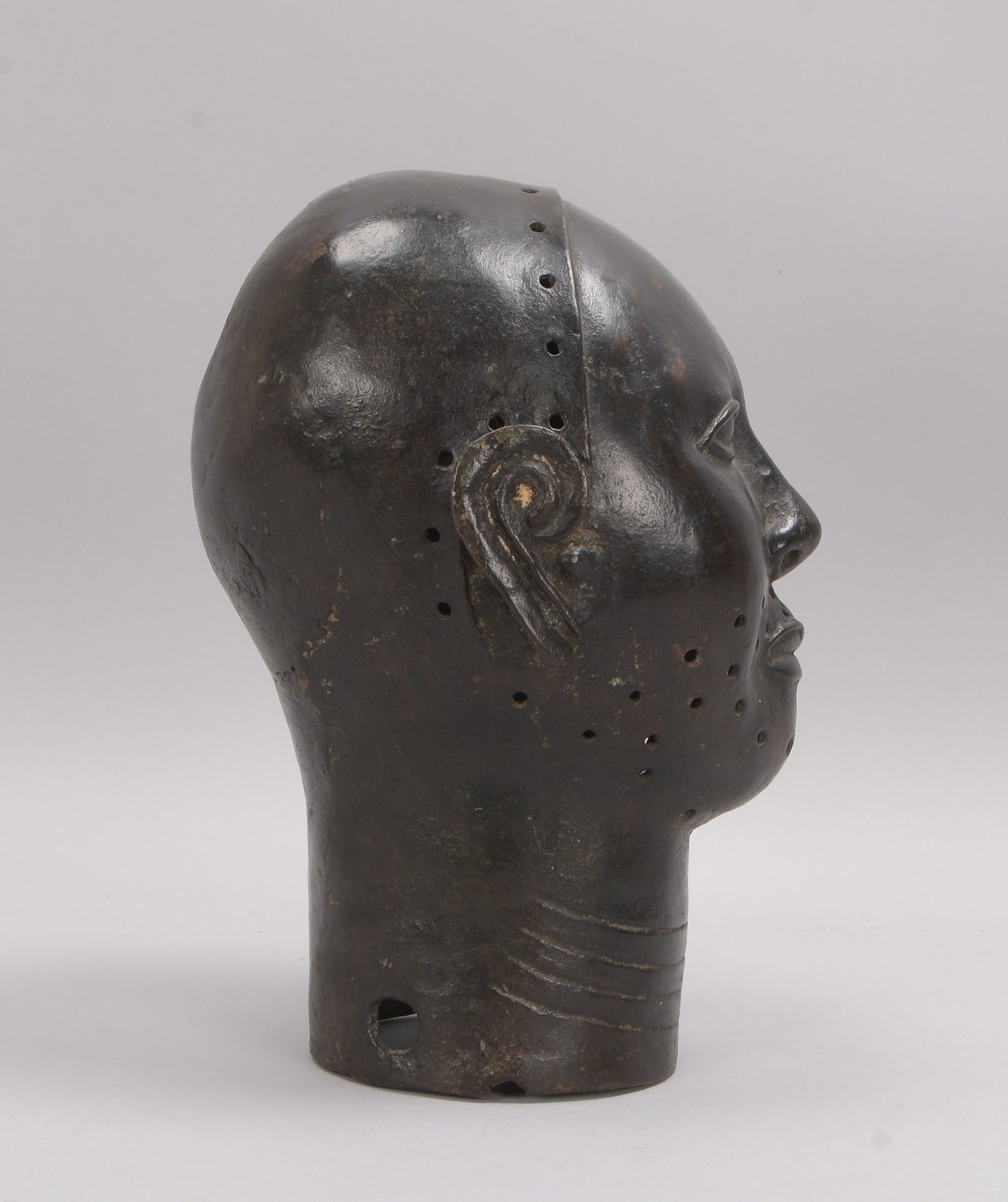 Bronze-Kopf (Benin, wohl 19. Jahrhundert), markante Ausführung, partiell mit Perforationen abgesetzt - Bild 3 aus 3