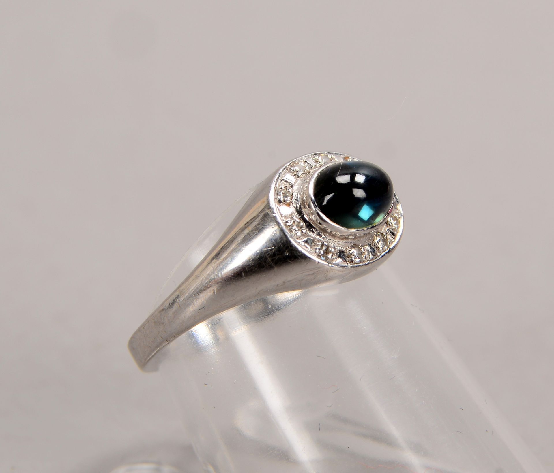 Ring, 585 WG (gestempelt), besetzt mit einzelnem Saphir(?), Stein im Cabochonschliff, und Diamanten