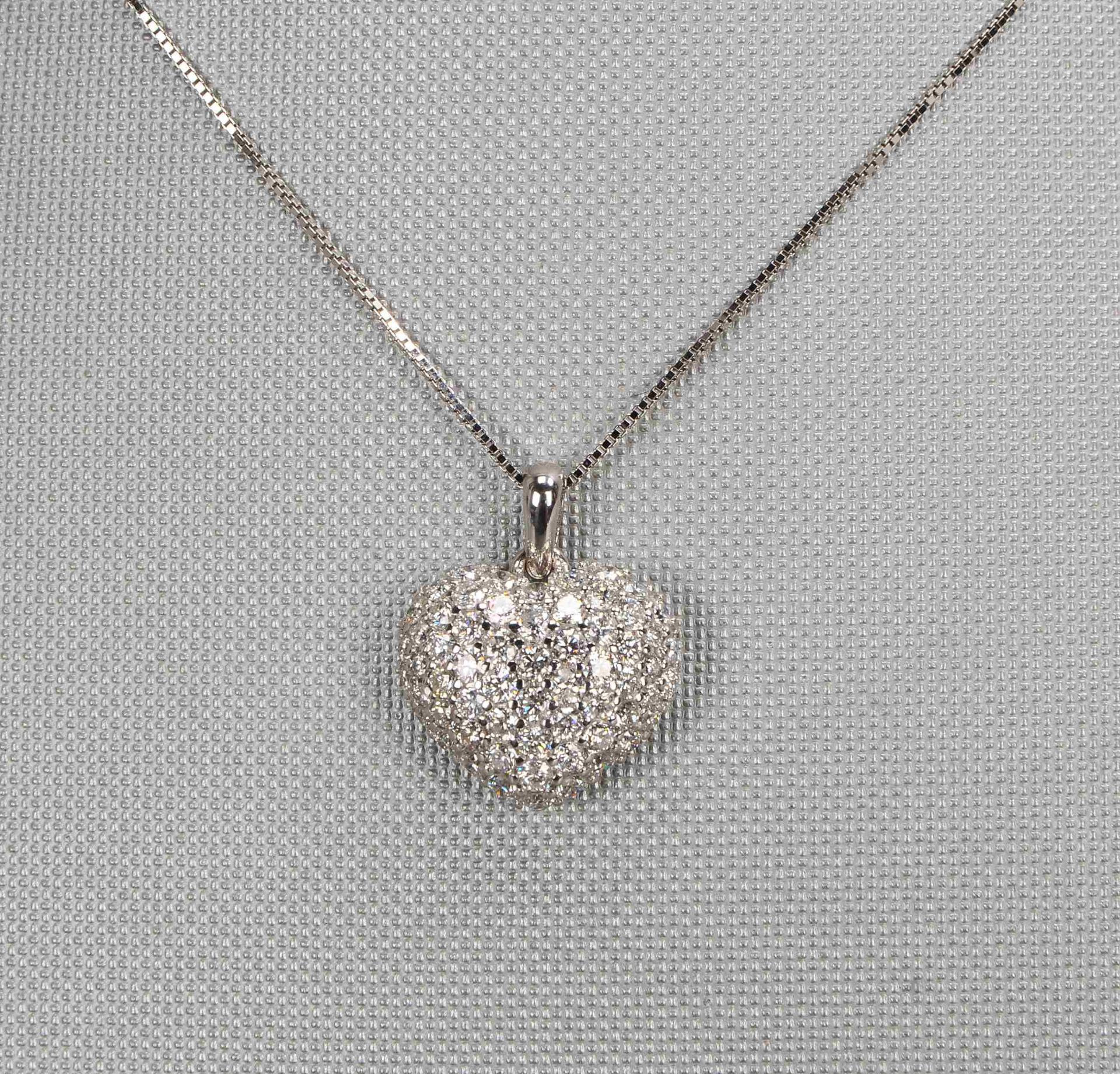 Fig&uuml;rlicher Kettenanh&auml;nger, 750 WG, mit Brillantbesatz/zus. 1,15 ct, F-Vsi, in Pav&eacute;