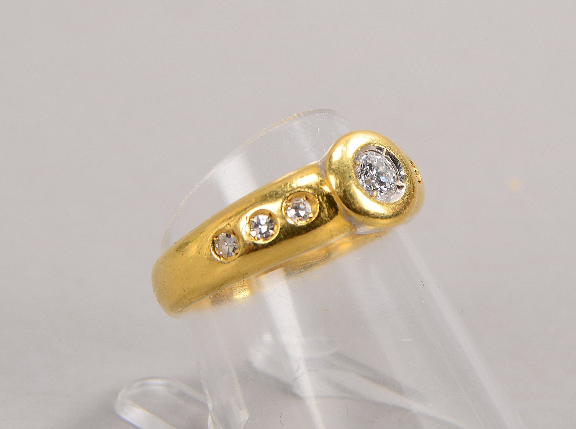 Ring, 750 GG (gestempelt), mit 7-fachem Brillantbesatz/zusammen ca. 0,33 ct; RG 54, Gewicht 4,50 g - Bild 2 aus 2