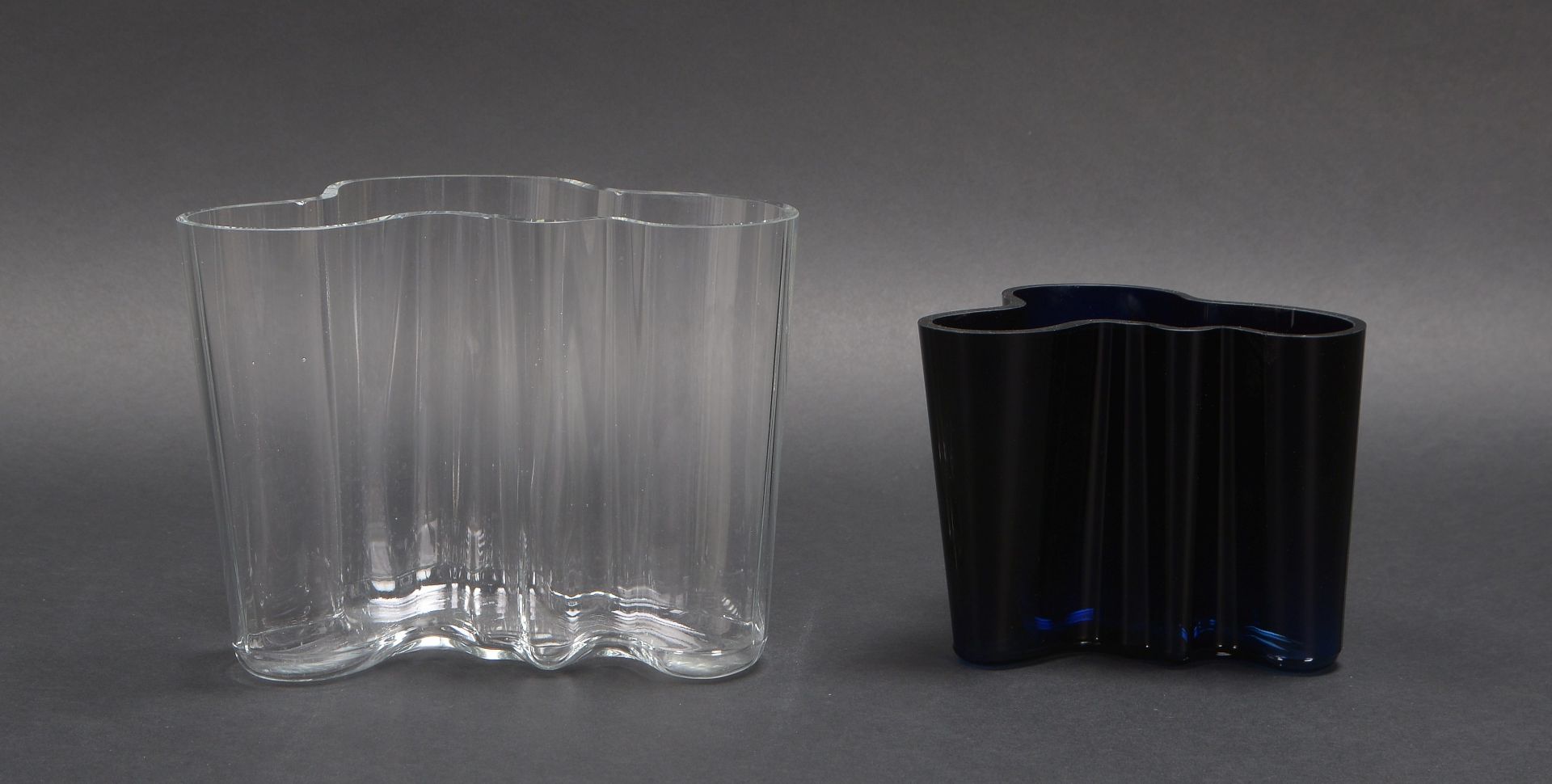 Iittala/Finnland, 2 Glasvasen, Modell 'Savoy', organische Form, verschiedene Ausführungen