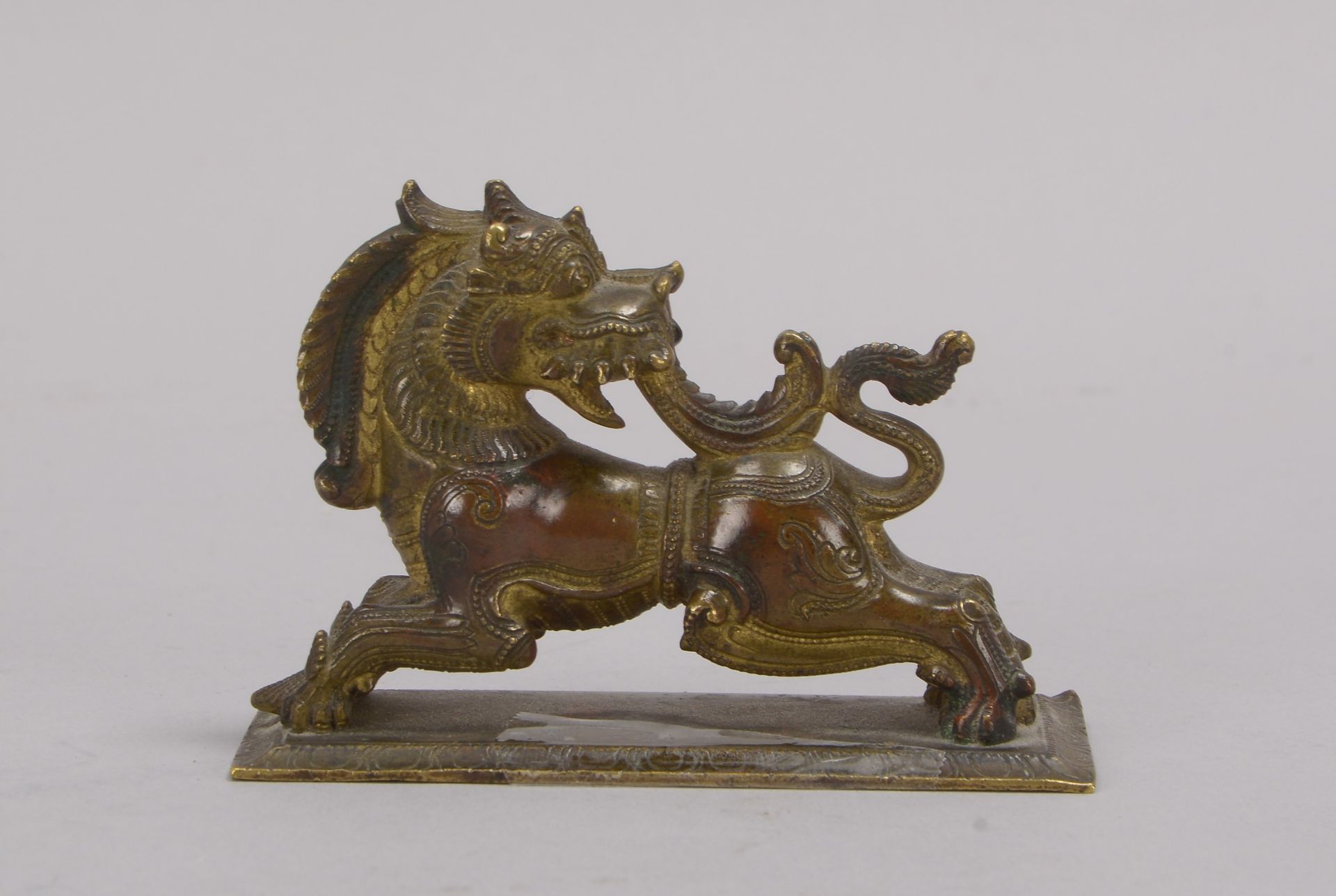 Bronzefigur (China), antik, figürliche Darstellung, 'Drache'; Höhe 5,8 cm, Maße 8,5 x 3,5 cm