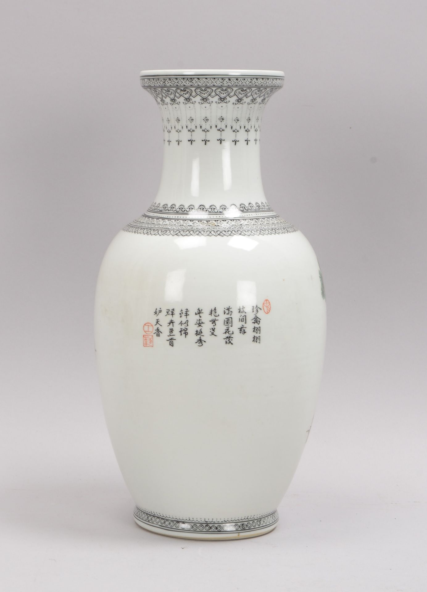 Porzellanvase (China, 1911 - 1945), ovoider Korpus, umlaufend mit Phönixmotiven und Kalligrafie - Bild 2 aus 3