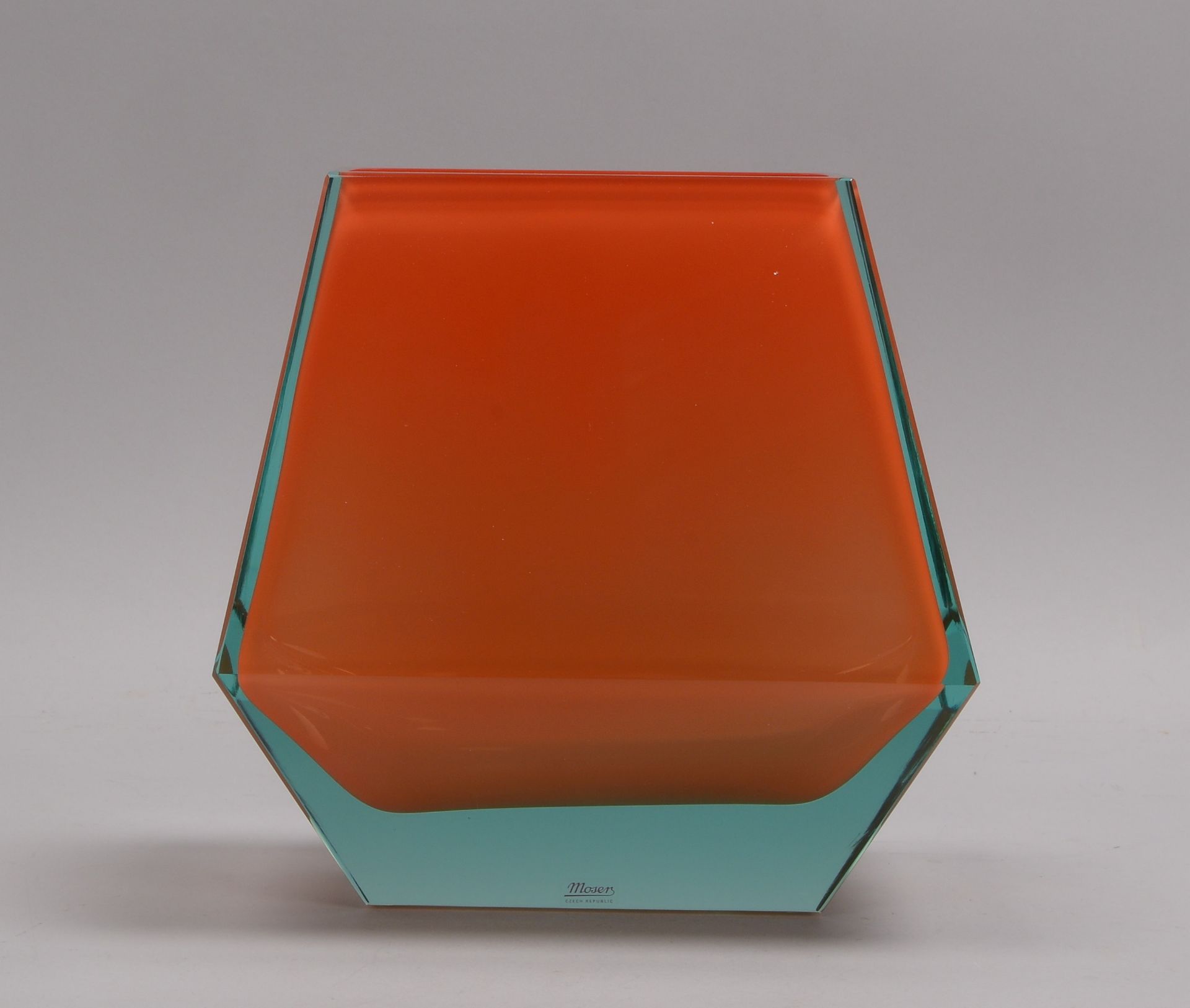Moser, Designer-Glasvase, &#039;City&#039;, 4-seitig geschnitten, orangefarbenes Glas mit Unterfang,
