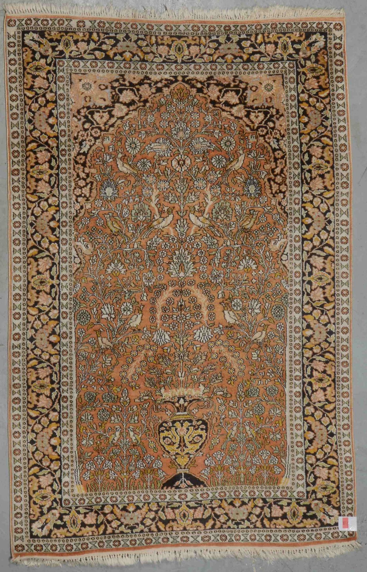 Kaschmir-Seidenteppich, mittelfeine Knüpfung, Flor in insgesamt gutem Zustand; Maße 188 x 122 cm