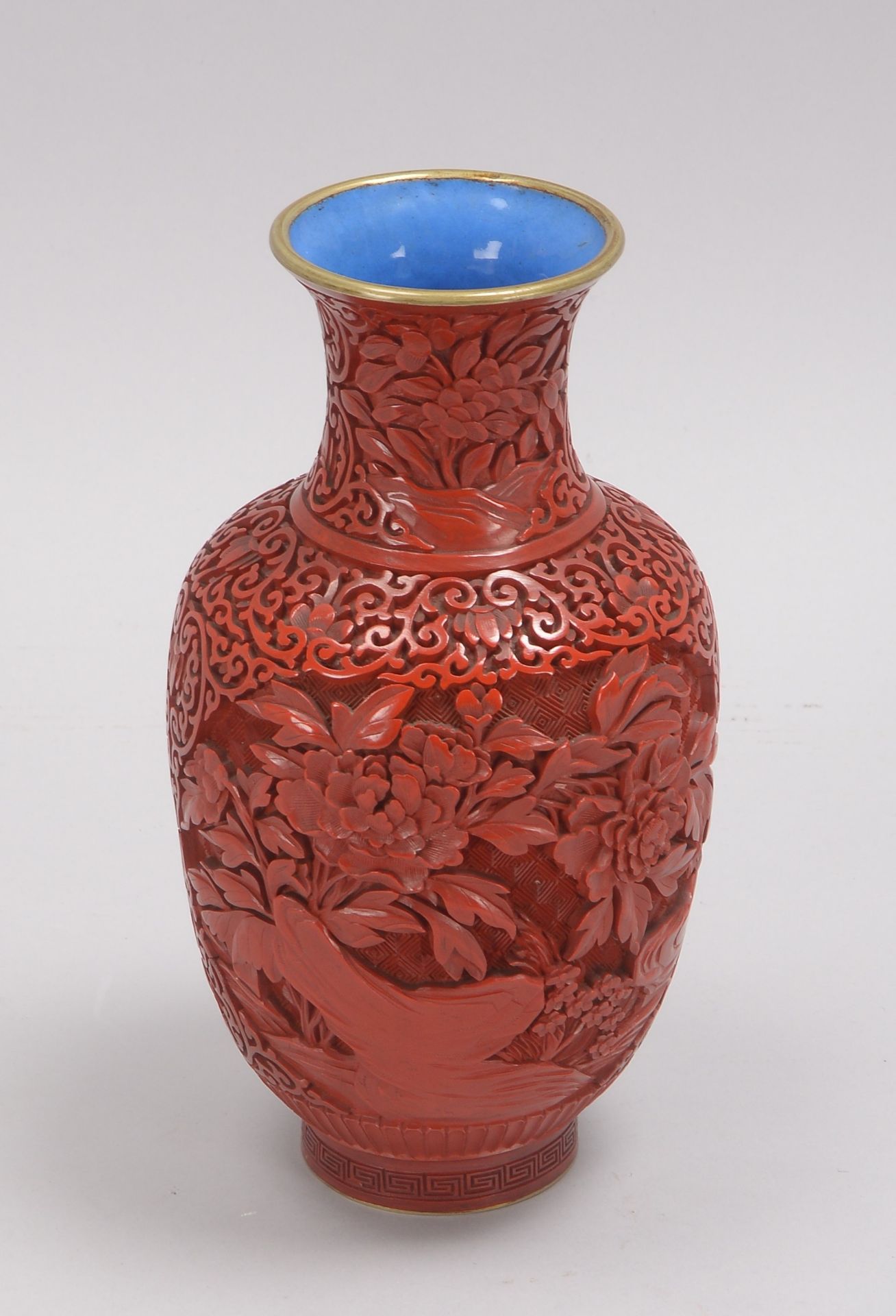 Vase (China), Rotlack geschnitten, innen und im Boden mit Emaille-&Uuml;berzug in Blau; H&ouml;he 23 - Image 3 of 3
