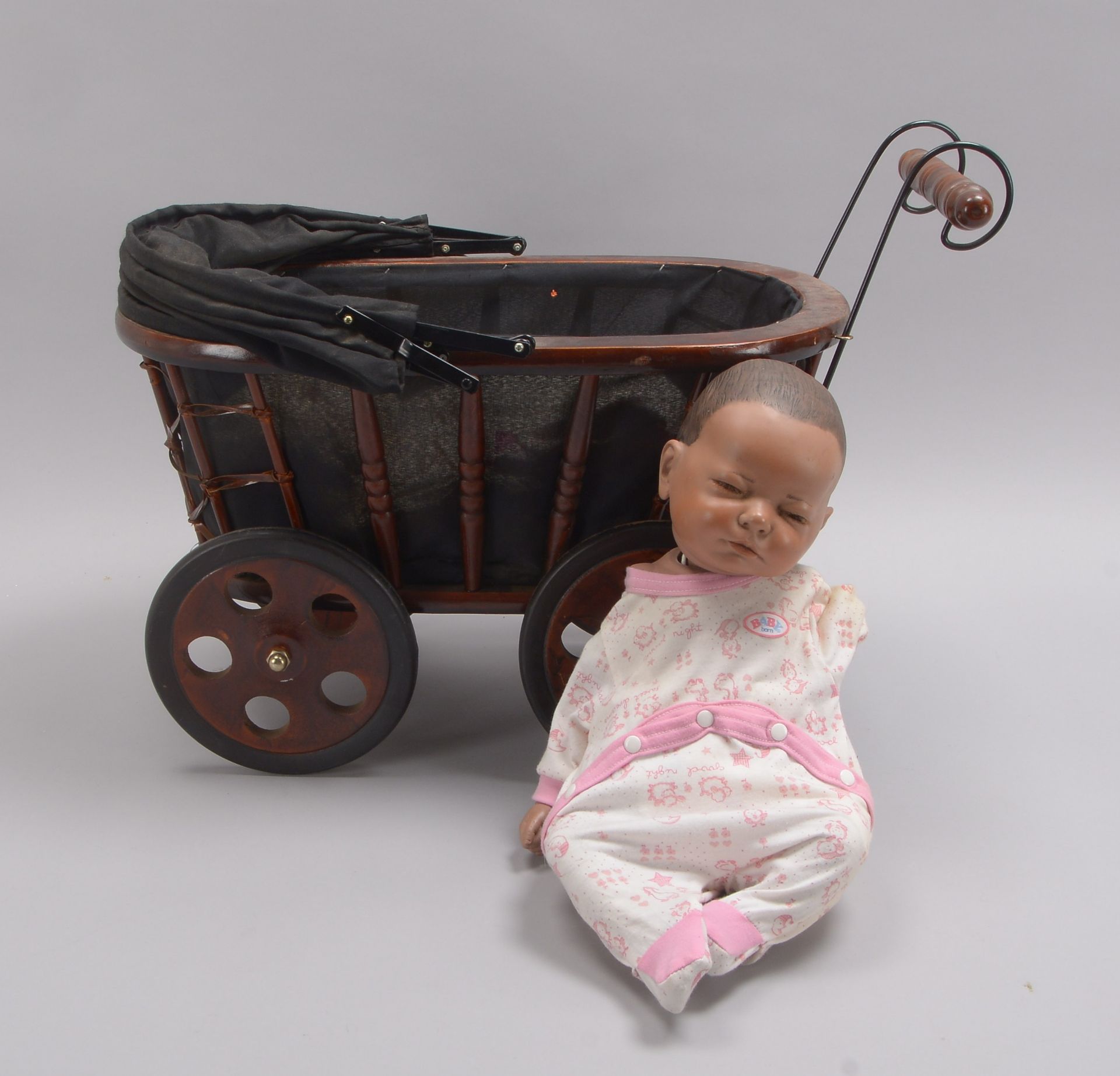 Kinder-Puppenwagen, Höhe 55 cm, Breite 30 cm, Länge 58 cm; mit 'Babyborn'-Porzellanpuppe