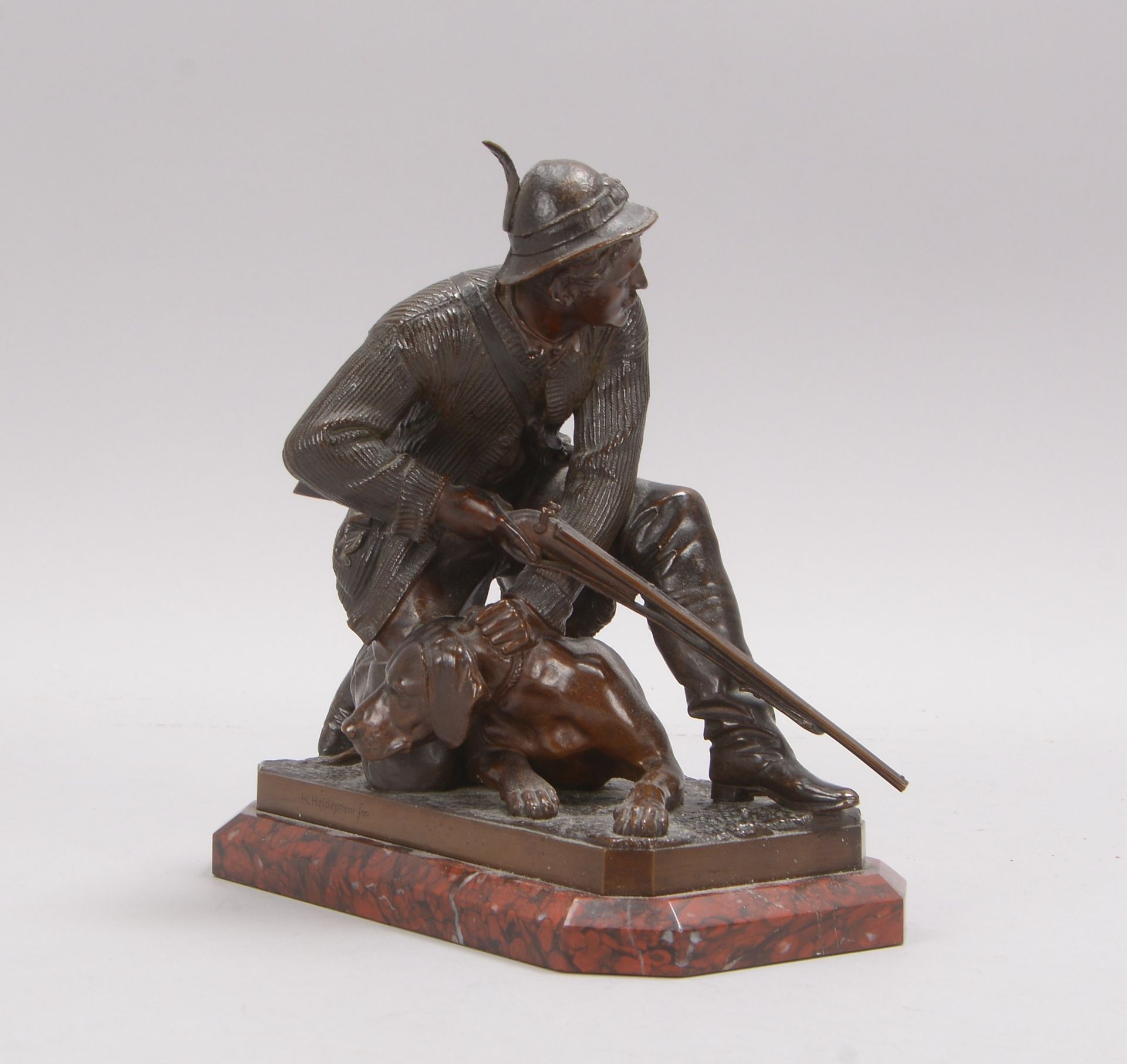 Heidepriem, Johann Hans (um 1900), Bronzeskulptur, 'Jäger mit Hund', Figur im Sockel signiert - Bild 2 aus 3