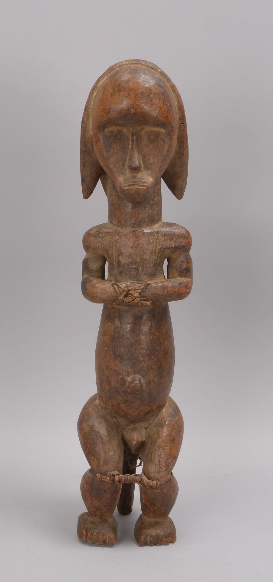 Holzfigur (wohl Benin/Afrika), 'Gefesselter' (in siitzender Haltung dargestellt), handgeschnitzt