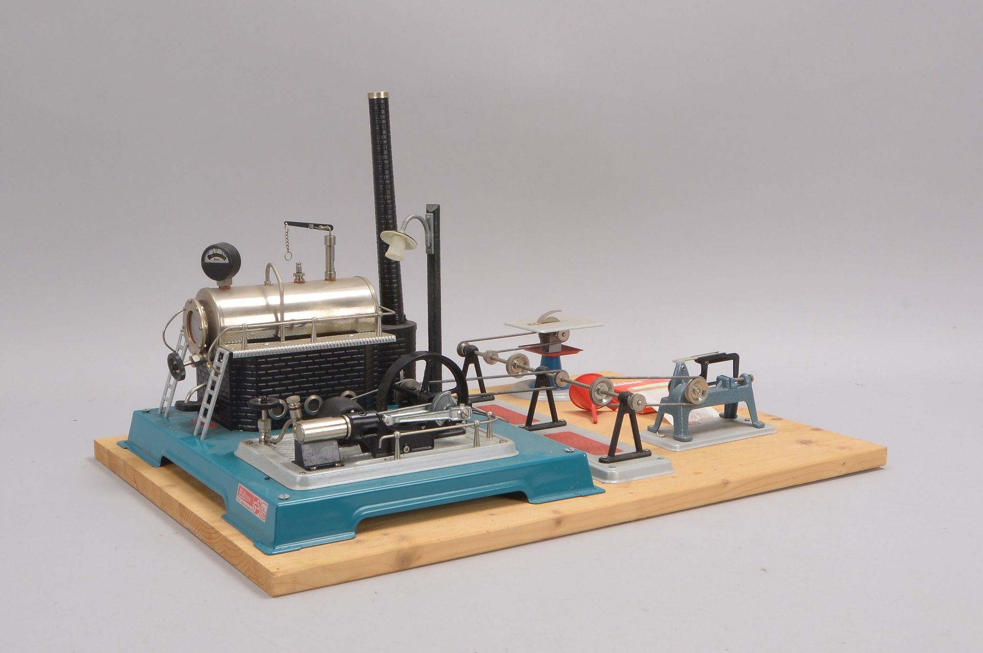 Dampfmaschine, Wilesco, auf Holzplatte montiert, mit Zubehör (Umlenkwelle, Kreissäge und Bügelsäge) - Bild 2 aus 3
