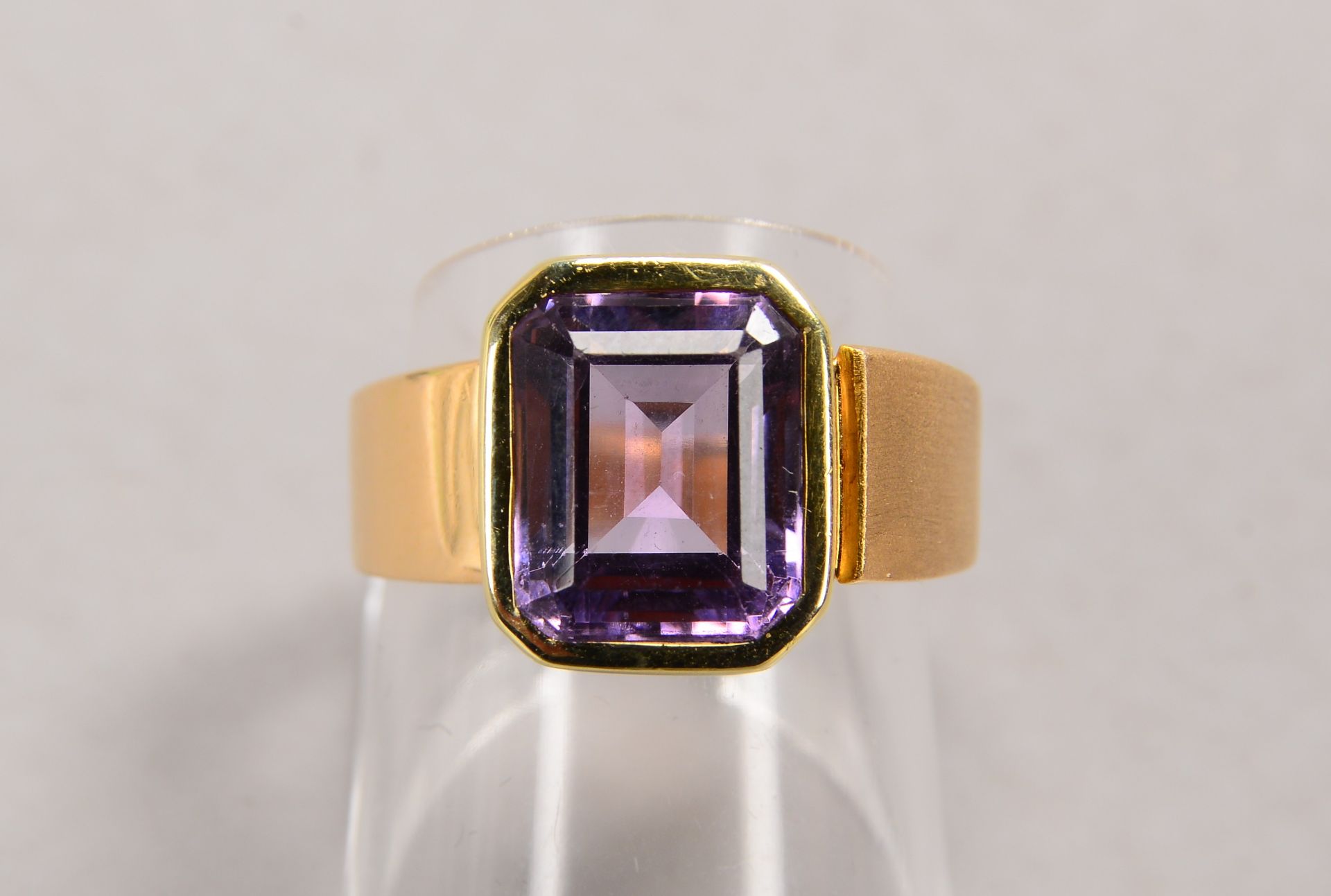 Ring, 585 GG (gestempelt), Ringschiene teils poliert/teils gebürstet, besetzt mit einzelnem Amethyst - Bild 2 aus 2