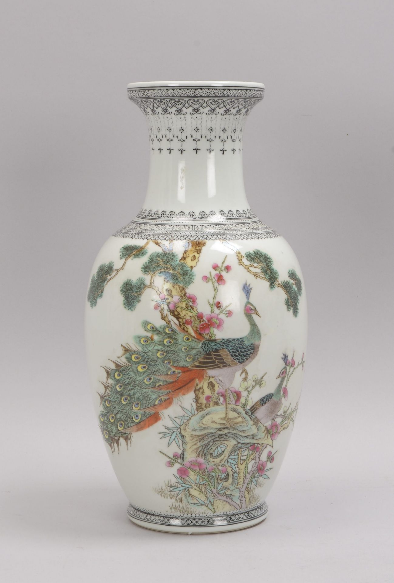 Porzellanvase (China, 1911 - 1945), ovoider Korpus, umlaufend mit Phönixmotiven und Kalligrafie