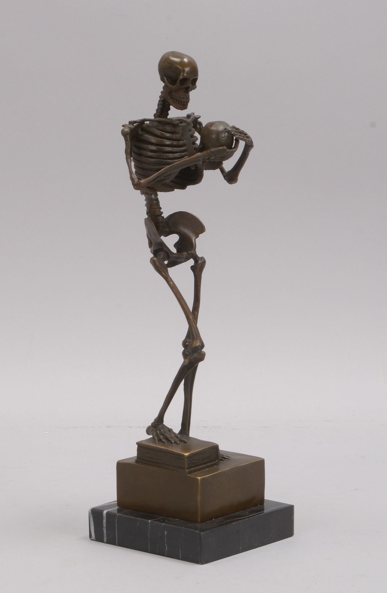 Bronzeskulptur (nach Carl Kauba), 'Skelett mit Totenschädel', signiert, Figur auf Marmorplinthe