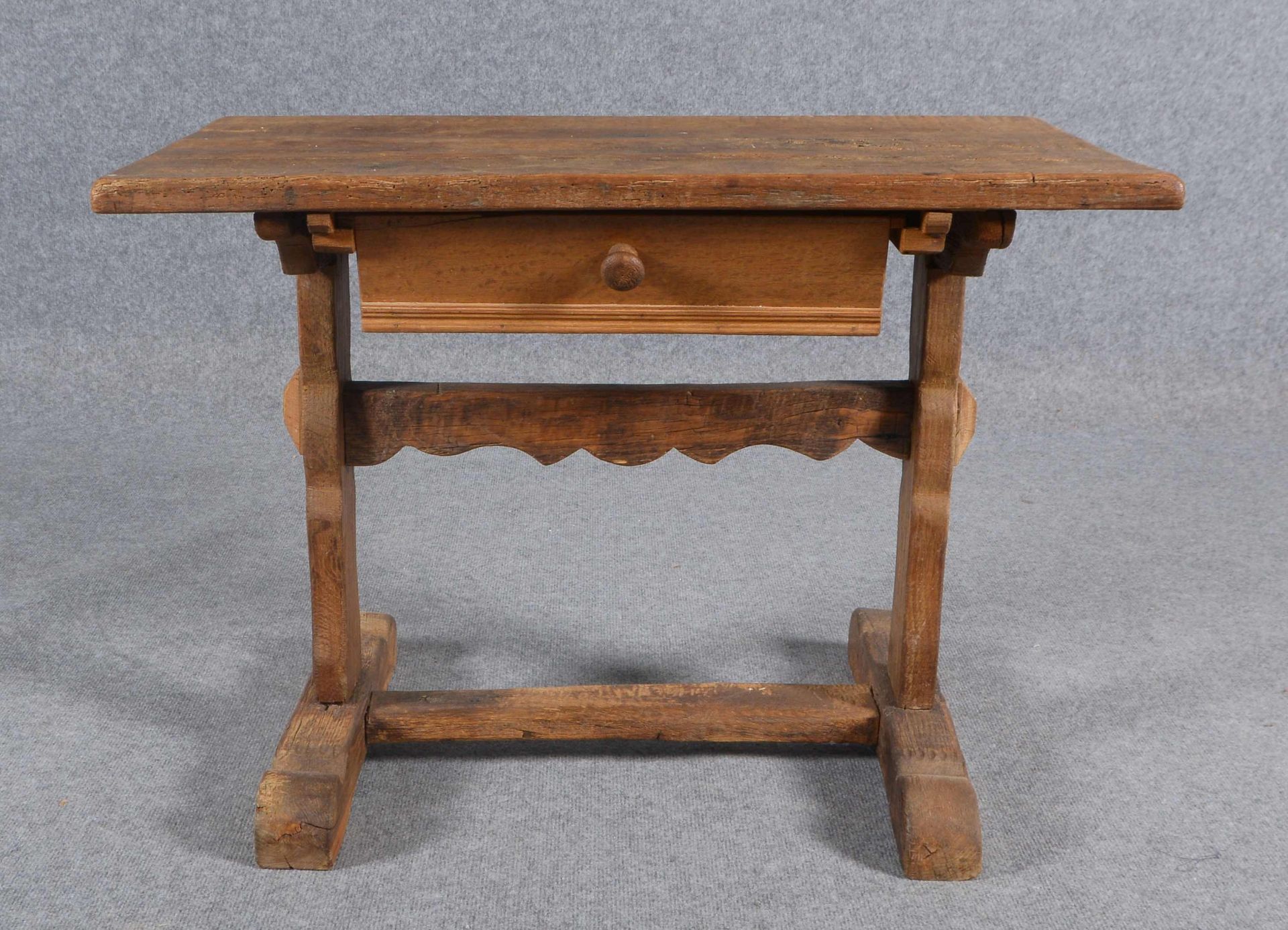 Bauerntisch, antik, Eiche, unter Platte mit einzelner Schublade; H&ouml;he 60 cm, Breite 83 cm