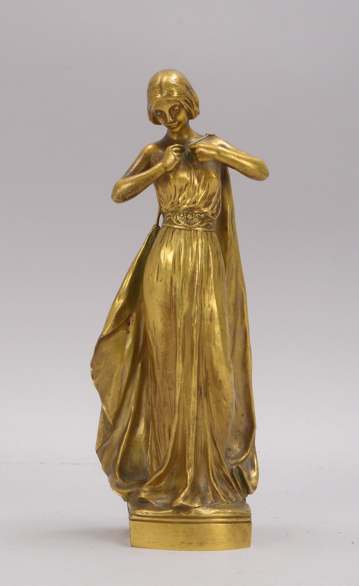 Madrassi, Luca (1848 Tricesimo - 1919 Paris), Bronzefigur, 'Junge Dame mit Umhang', signiert