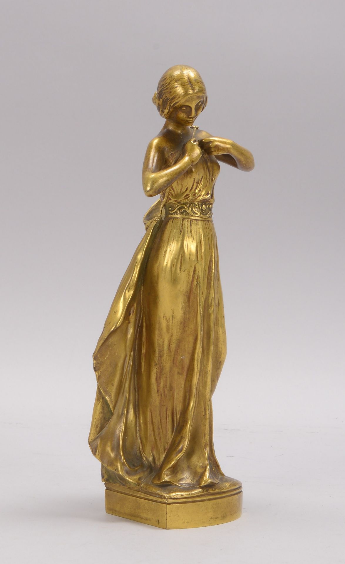 Madrassi, Luca (1848 Tricesimo - 1919 Paris), Bronzefigur, 'Junge Dame mit Umhang', signiert - Bild 2 aus 2