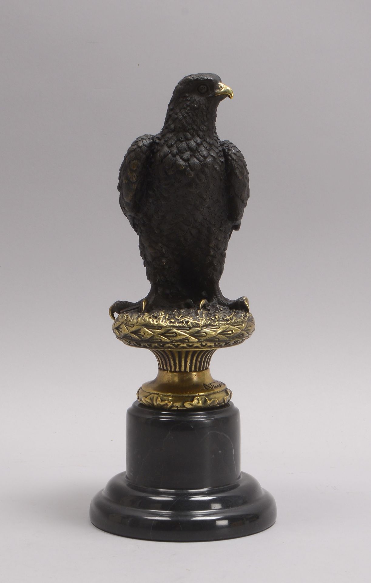 Bronzeskulptur, 'Adler auf Horst', Bronze partiell poliert, signiert 'A. Thorburn', auf Marmorsockel