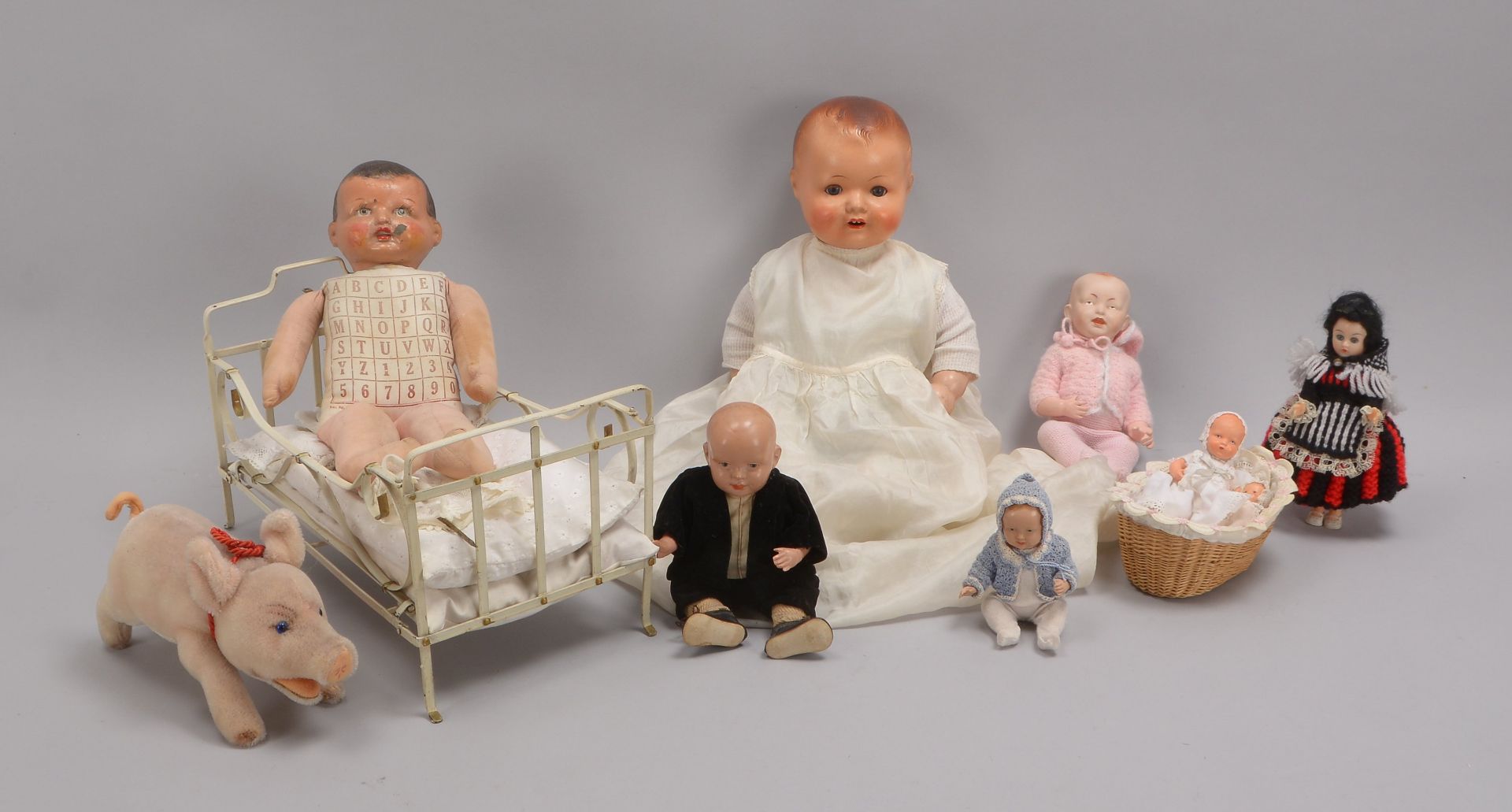 Sammler-Spielzeugkonvolut, verschiedene Teile und Manufakturen, 5 Stück: Puppen und Steifftier