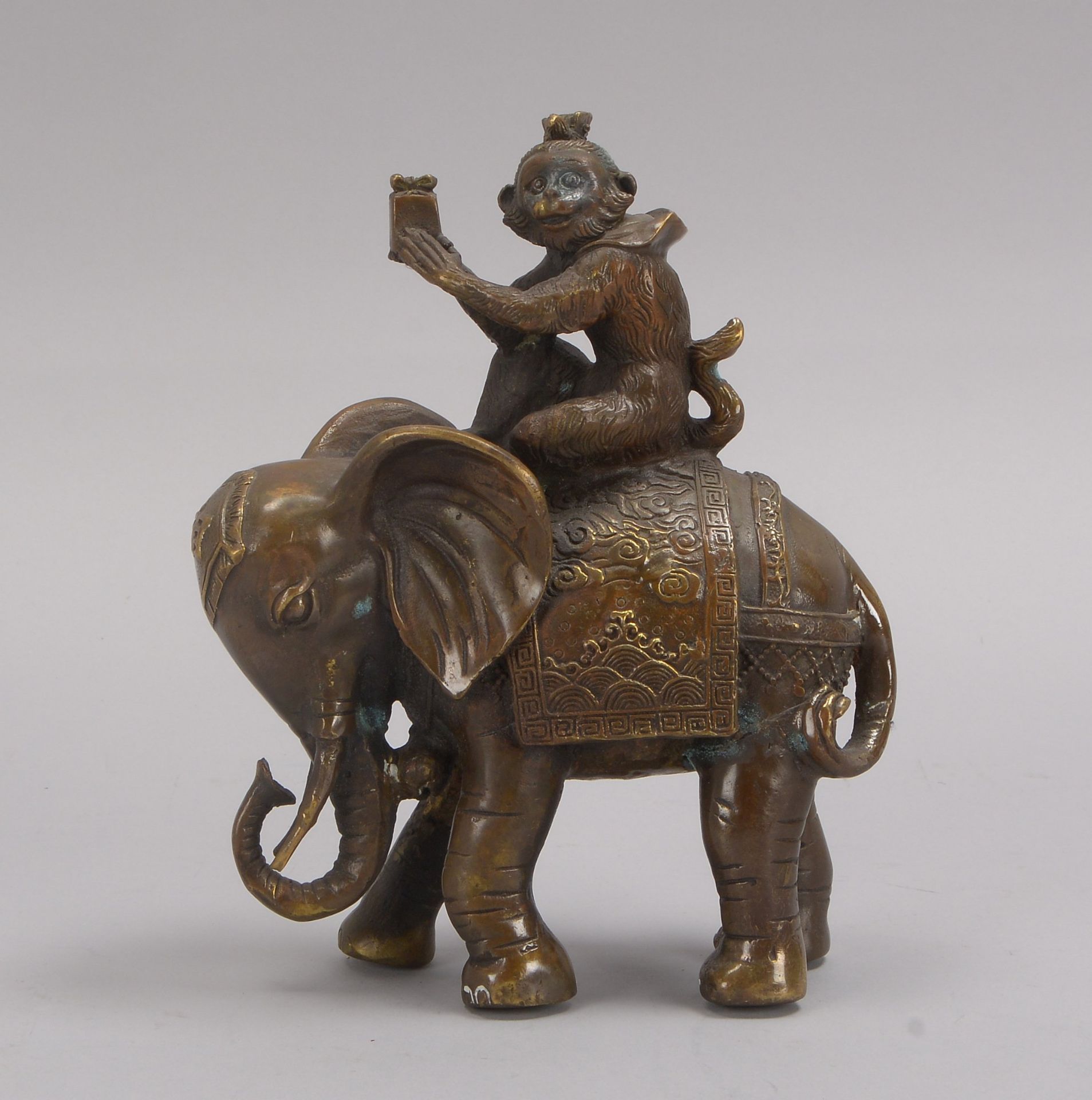 Bronzeskulptur (China), 'Elefant mit reitendem Affen'; Höhe 20,5 cm