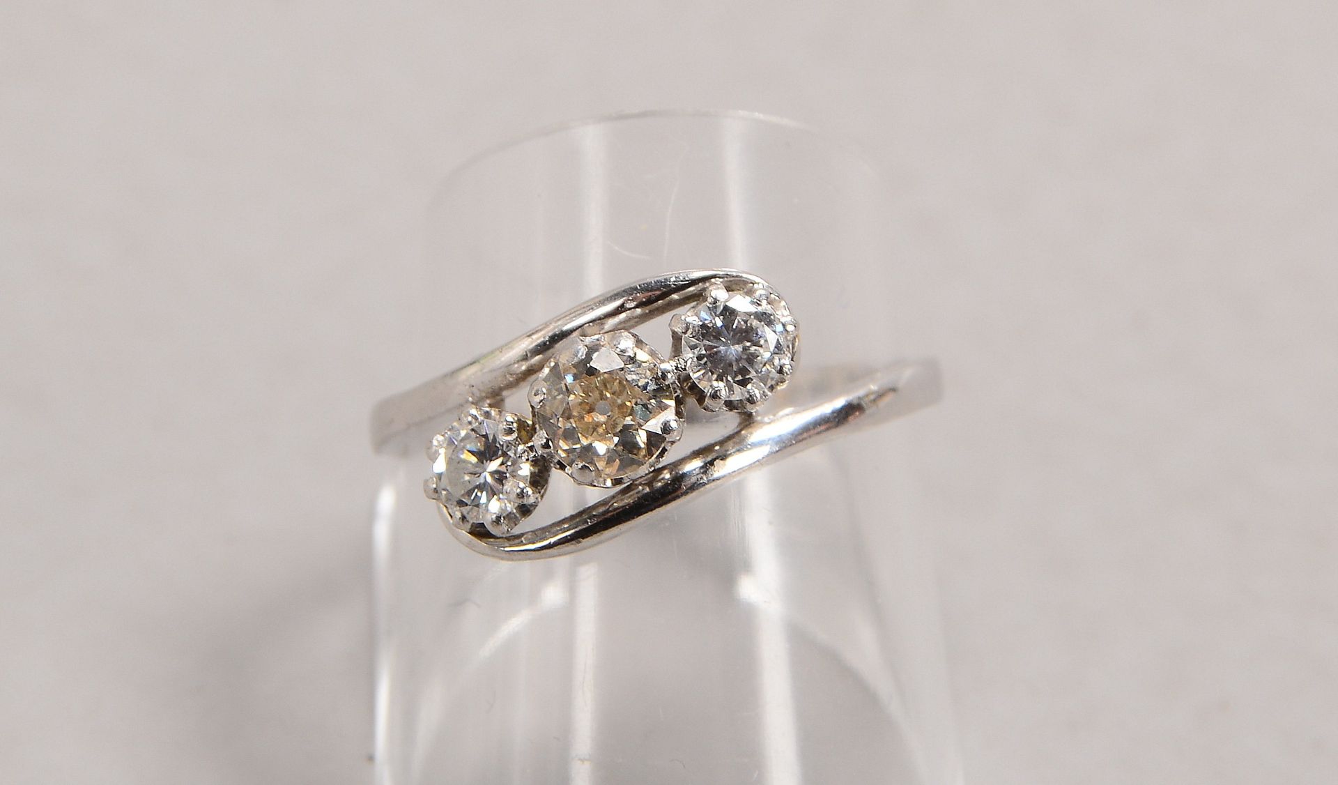 Ring, 585 WG (geprüft), mit einzelnem Diamant von ca. 0,30 ct, im Altschliff, und 2x Brillanten - Bild 2 aus 3