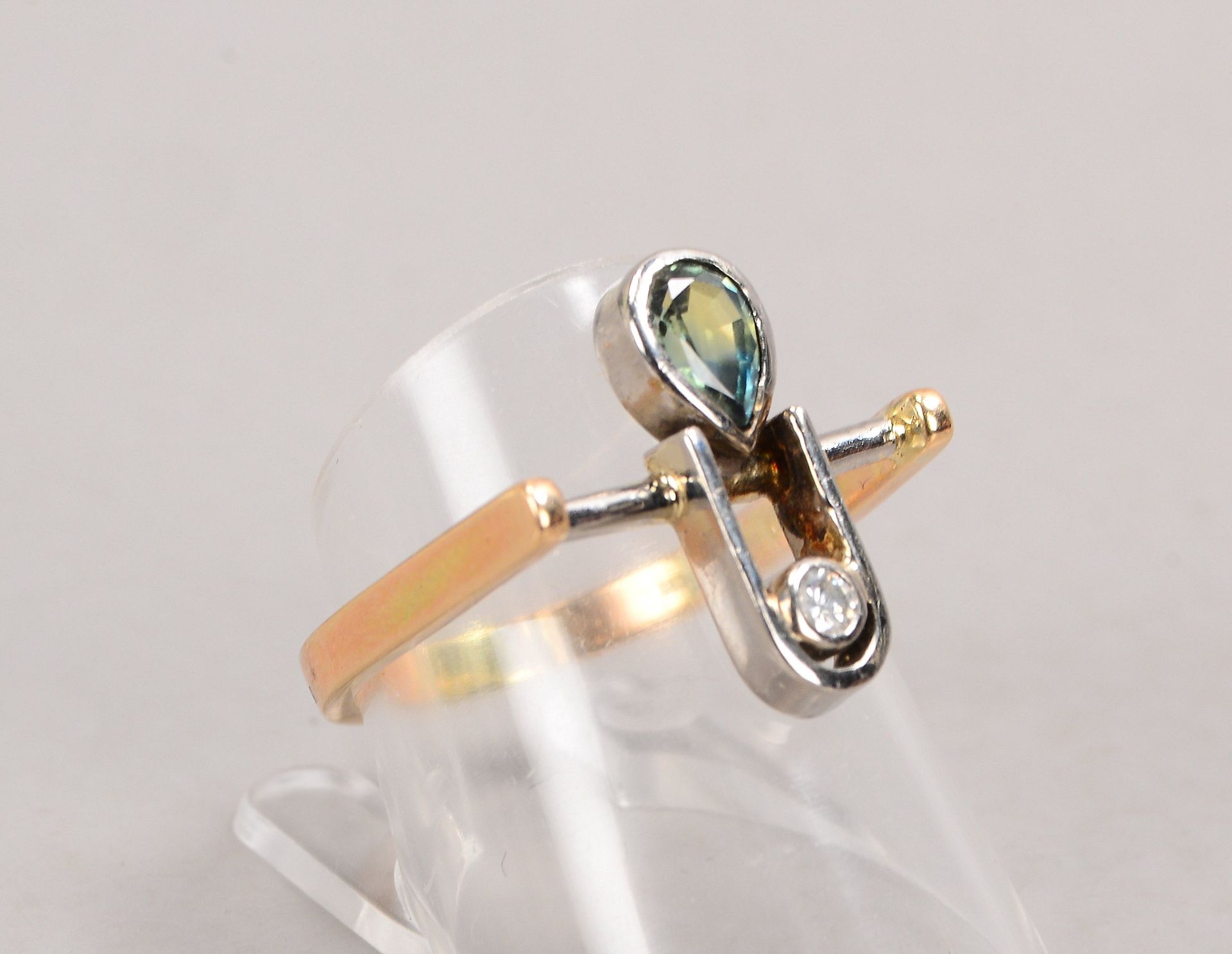 Designerring, Platin und 585 Gold (gestempelt), besetzt mit einzelnem kl. Brillant von ca. 0,05 ct - Bild 2 aus 2