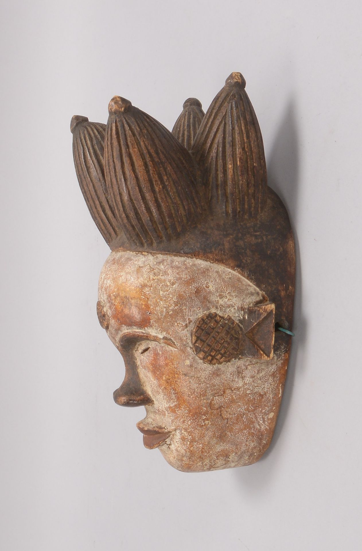 Ritualmaske (Kamerun/Afrika), Holz handgeschnitzt, mit Resten von weißer Fassung; Länge 31 cm - Bild 2 aus 2