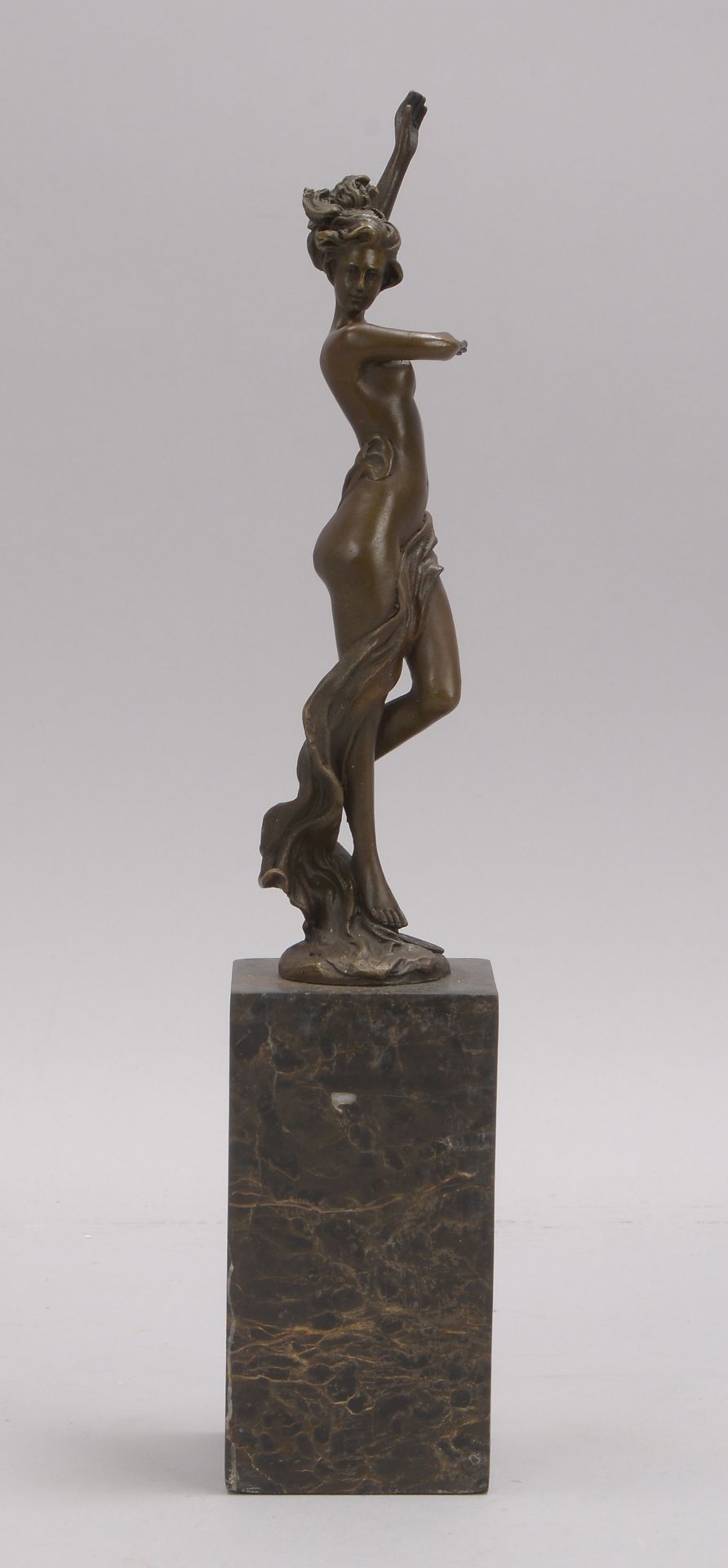 Bronzeskulptur (nach Milo), 'Tanzender Akt', signiert, Figur auf Marmorsockel; Höhe 36,5 cm 
