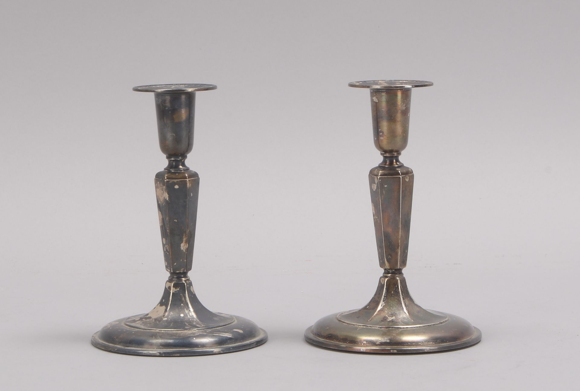 Paar Tischkerzenleuchter (Schweden), 830 Silber (mehrfach punziert) - gef&uuml;llt; Hohe 14,5 cm