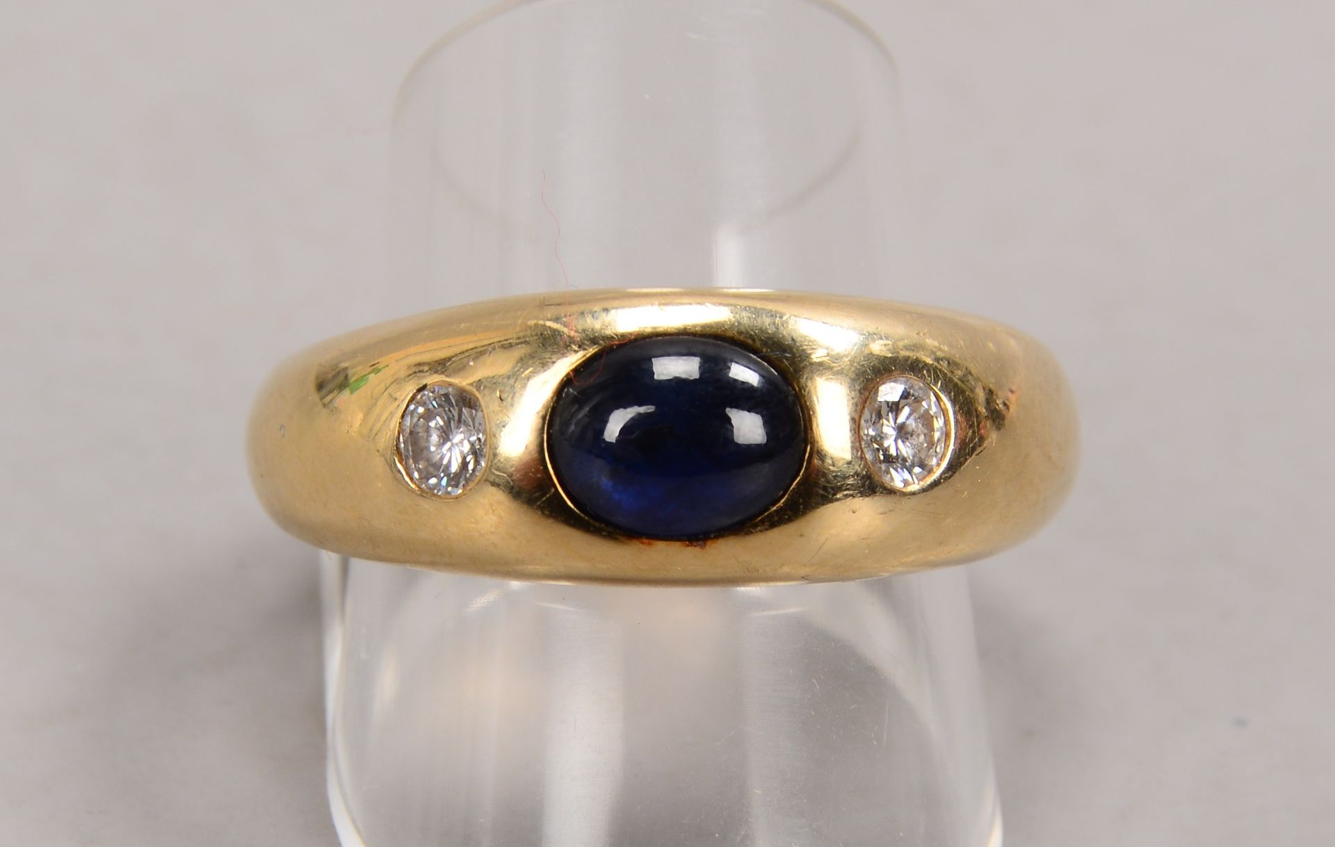 Ring, 585 GG (gestempelt), besetzt mit einzelnem Saphir, Stein im Cabochonschliff, und 2x Brillanten - Bild 2 aus 2