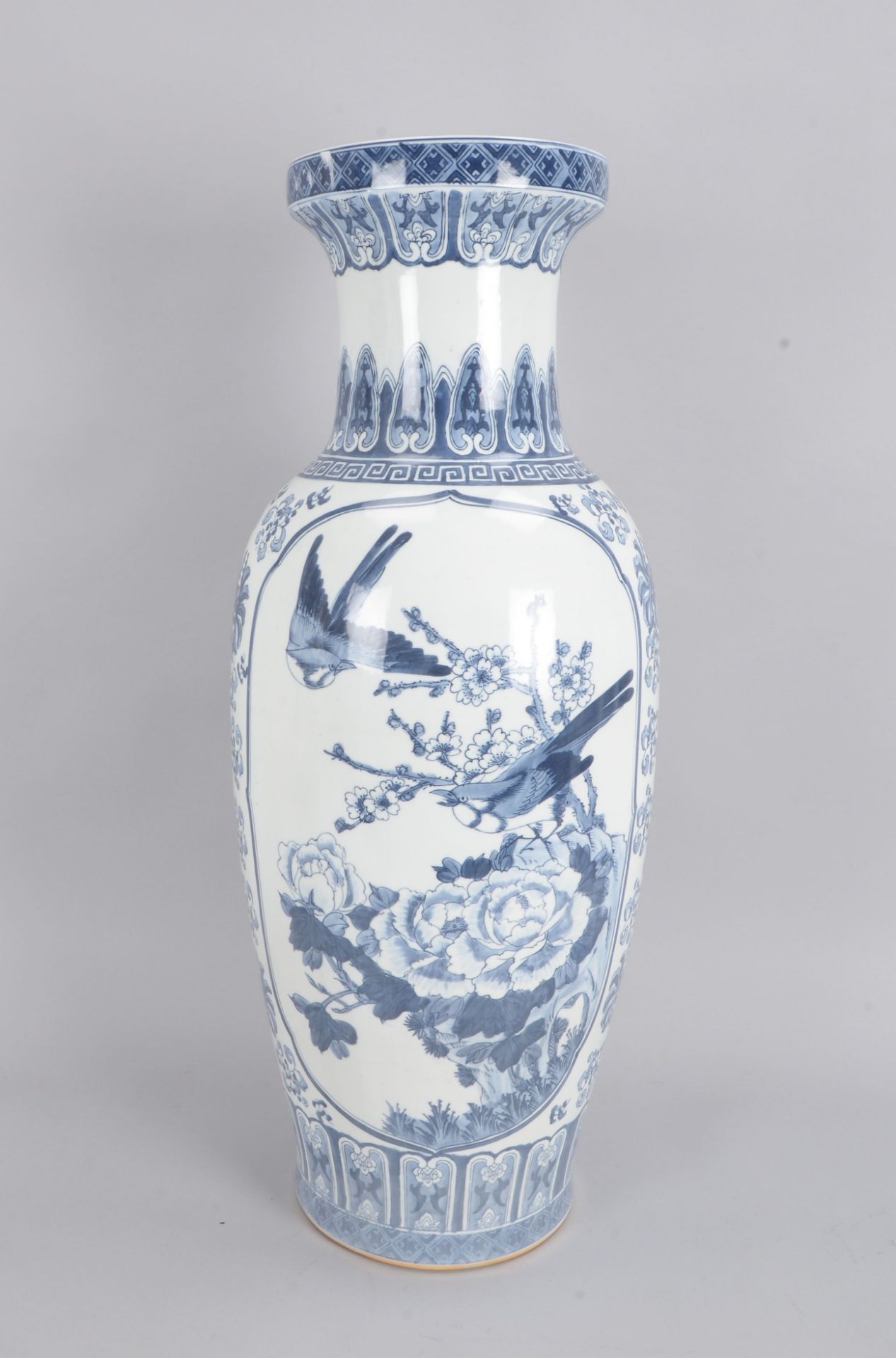 Große Bodenvase (China), vorder- und rückseitig mit Unterglasurmalerei (Vogelmotive in Landschaft)