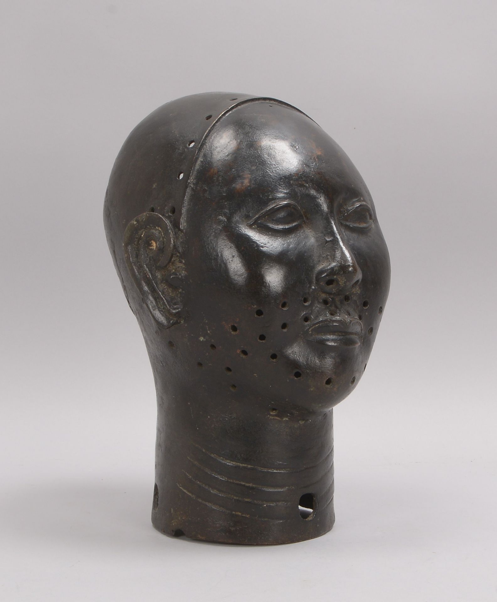 Bronze-Kopf (Benin, wohl 19. Jahrhundert), markante Ausführung, partiell mit Perforationen abgesetzt - Bild 2 aus 3