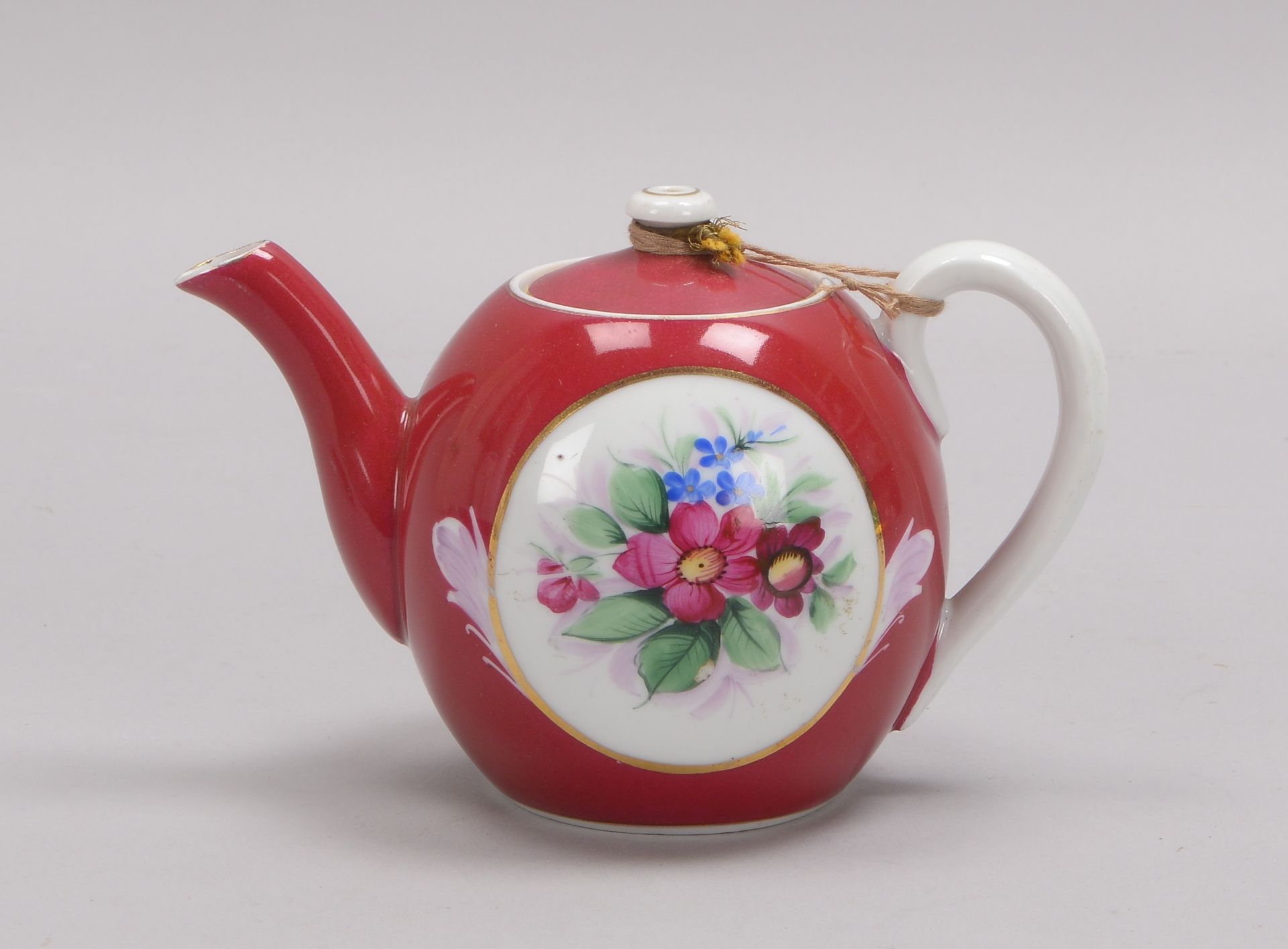 Gardner/Russland, Porzellan-Teekanne, bordeauxroter Fond, mit Blumendekor; H&ouml;he 10 cm