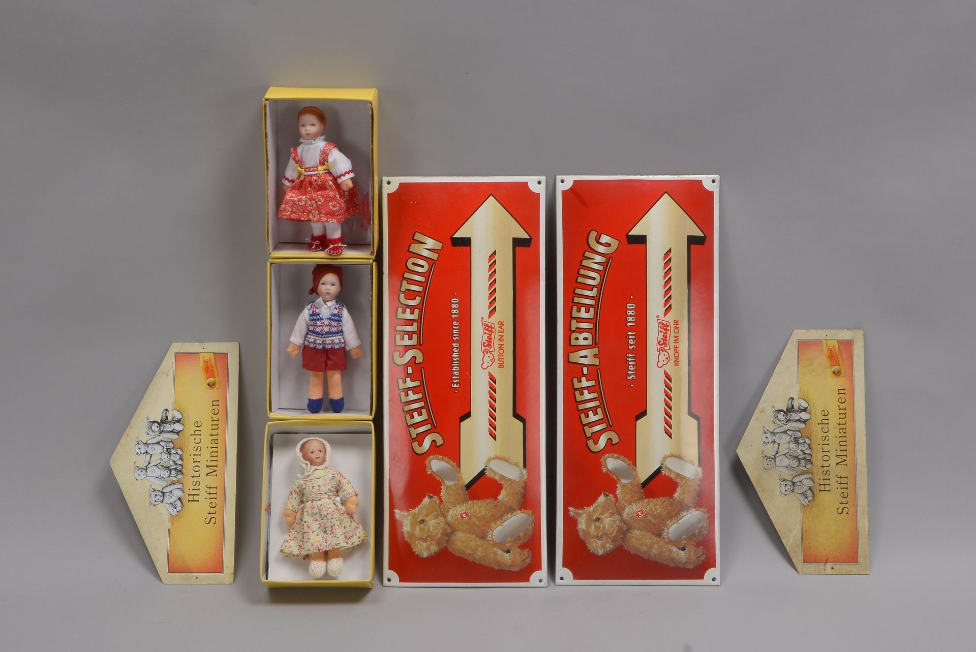 Kleines Sammler-Puppenkonvolut, 'Käthe Kruse'-Miniaturpuppen, Maßstab 1:10, 3 Stück, im orig. Karton