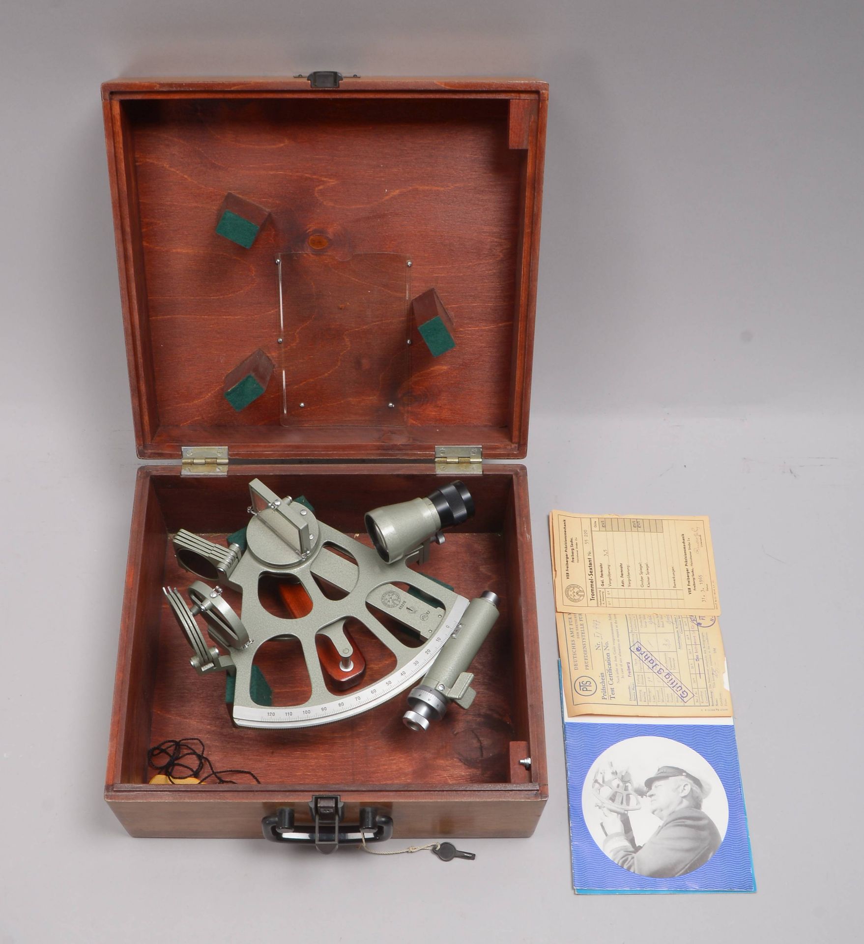 Trommelsextant, Freiberger Pr&auml;zisionsmechanik, im Holzkasten; anbei Pr&uuml;fpapiere und Beglei - Image 3 of 3