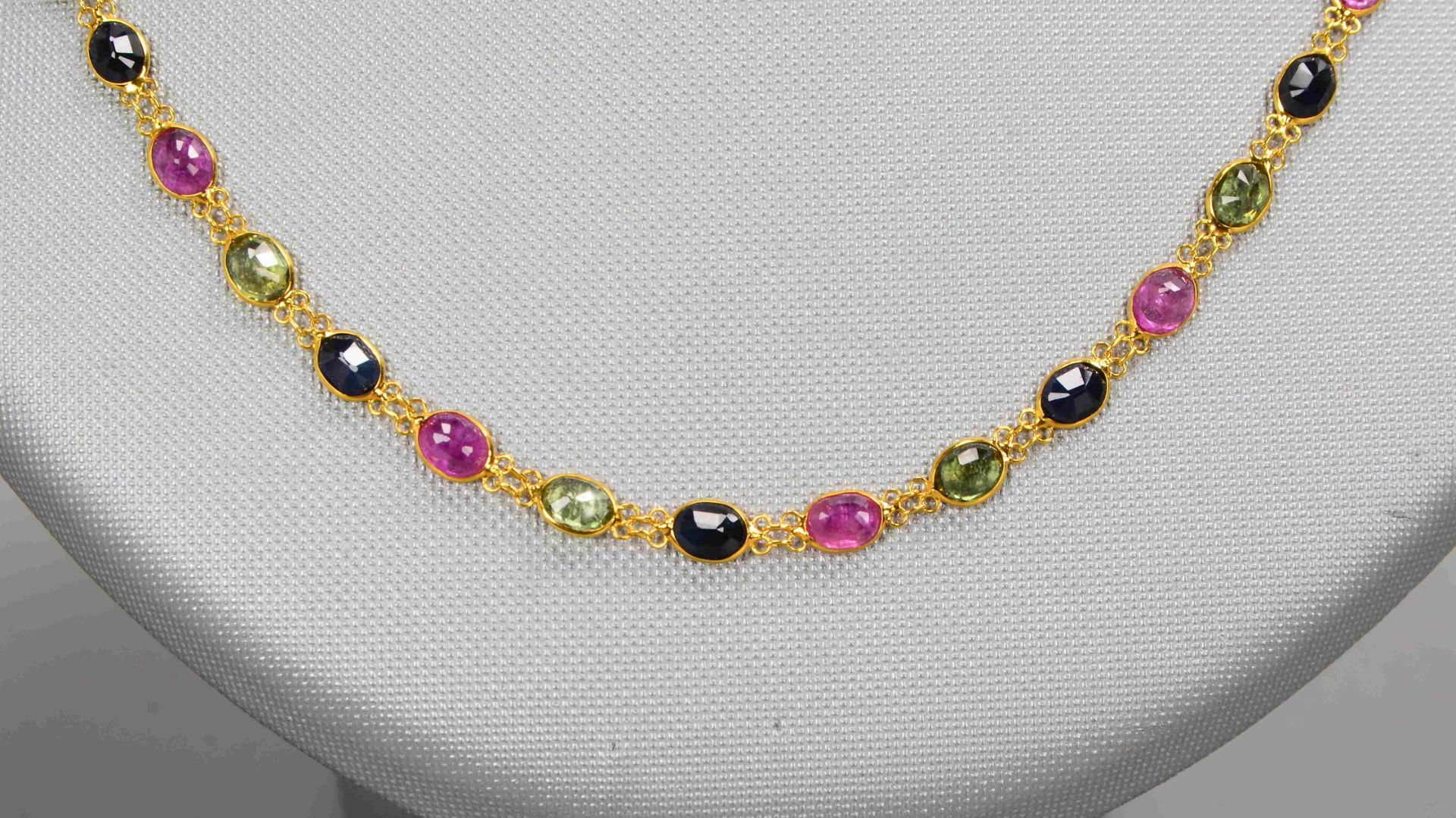 Collier, 18 kt GG (gestempelt), mit 49-fachem Saphirbesatz/zusammen ca. 14,15 ct, verschiedenfarbig  - Bild 2 aus 3