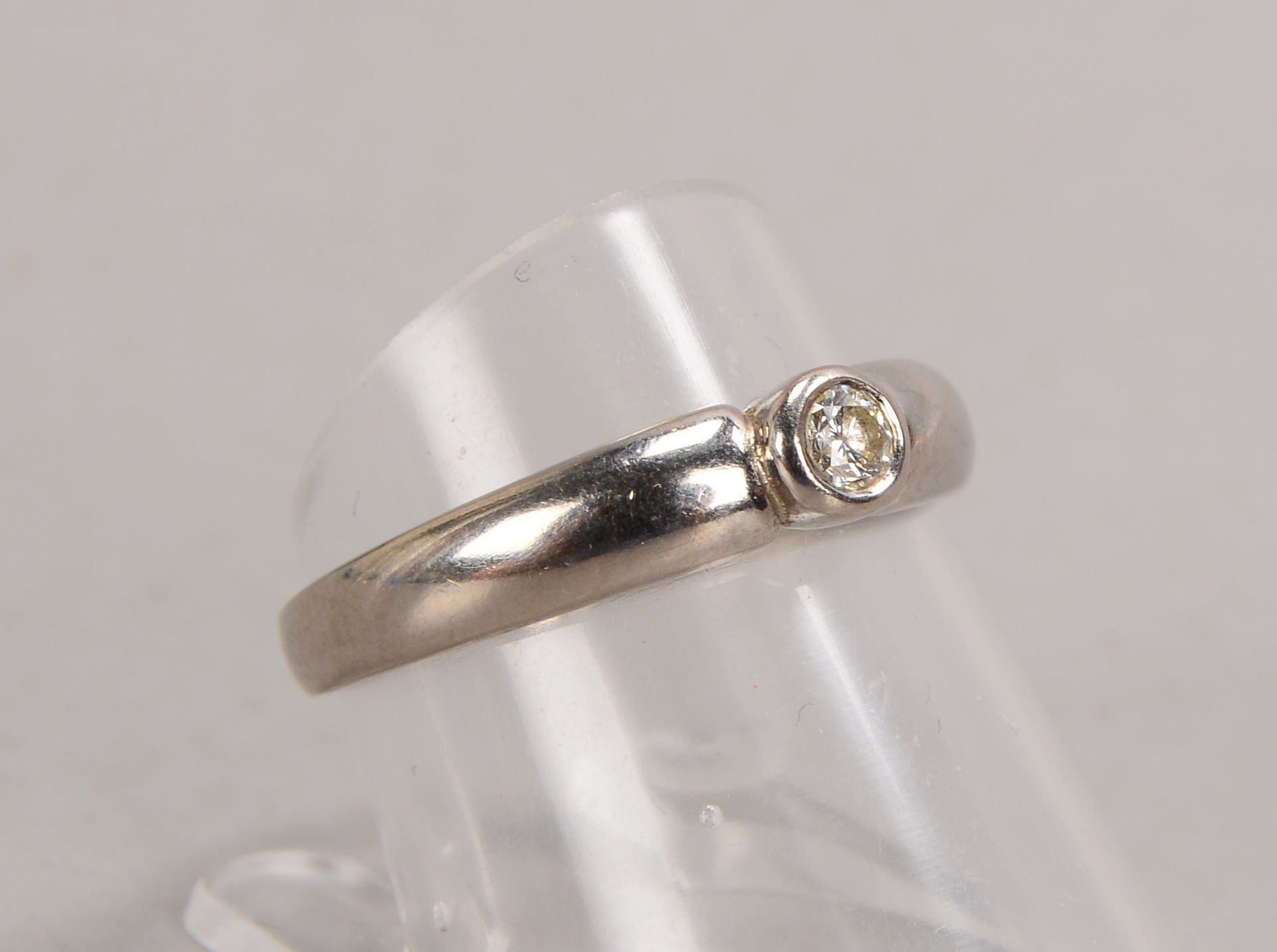 Ring, 585 WG (gestempelt), besetzt mit einzelnem Brillant von ca. 0,10 ct, Farbe Wei&szlig;/Si; RG 5 - Image 2 of 2