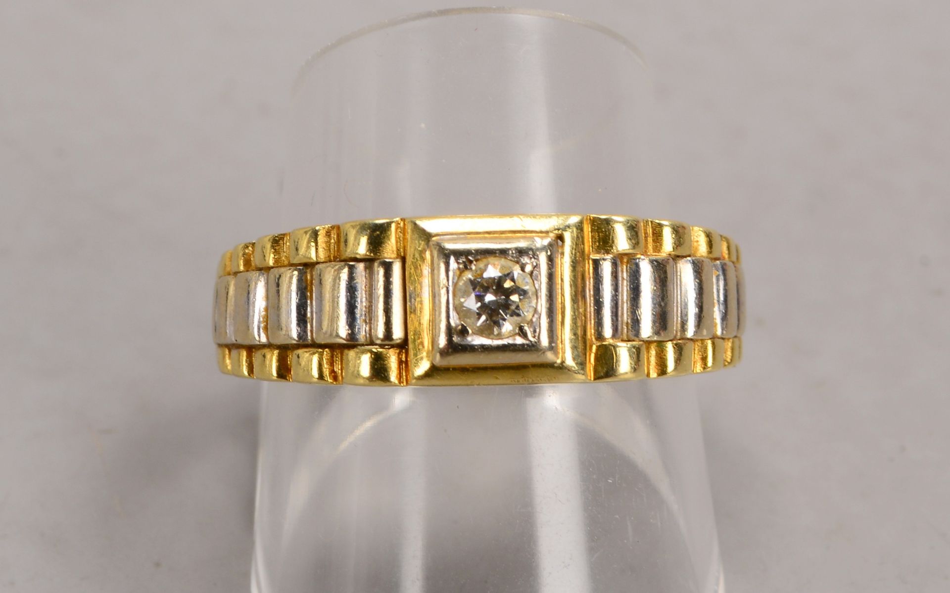 Ring, 585 GG/WG (gestempelt), Ringschulter in Armband-Optik, besetzt mit einzelnem Brillant/0,15 ct - Image 2 of 3