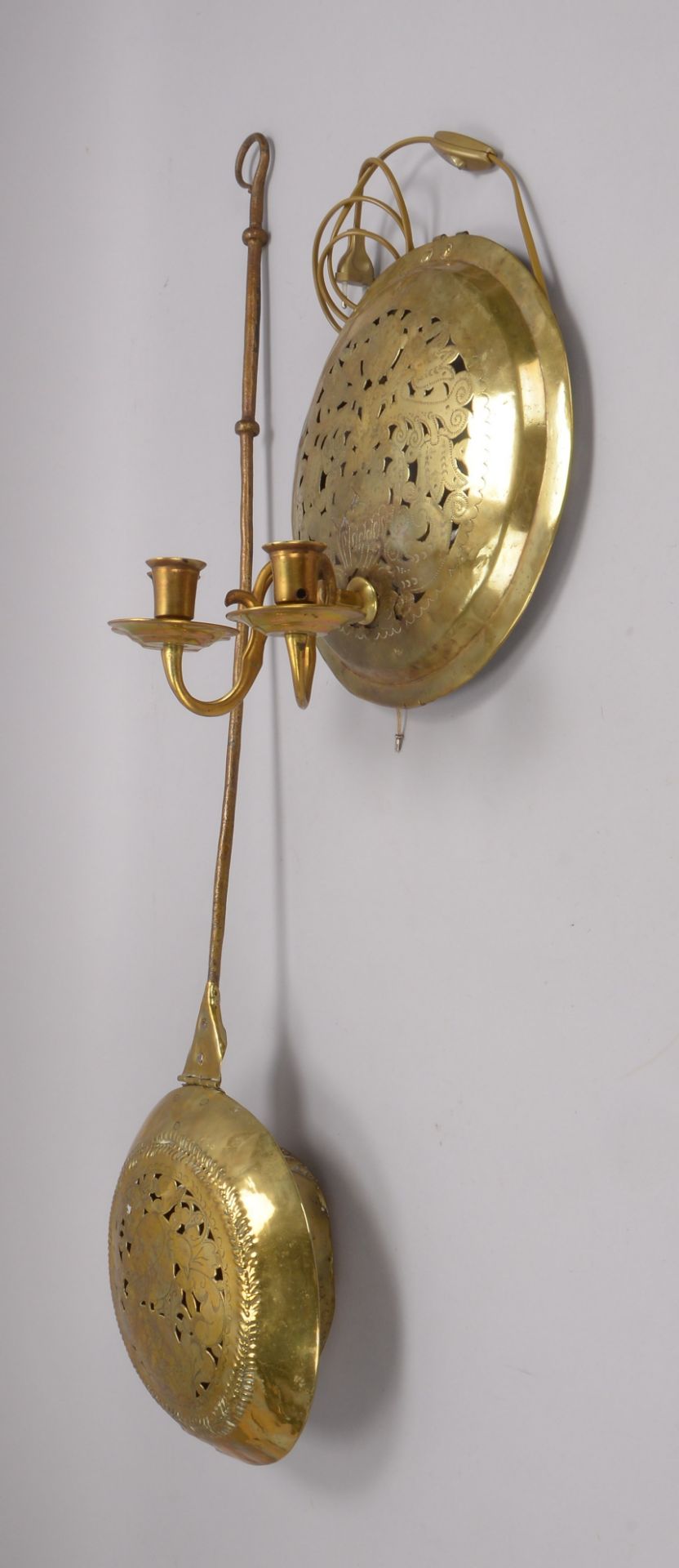 2 Bettw&auml;rmer (um 1850), davon 1x als Wandlampe umfunktioniert/elektrifiziert - Image 2 of 2