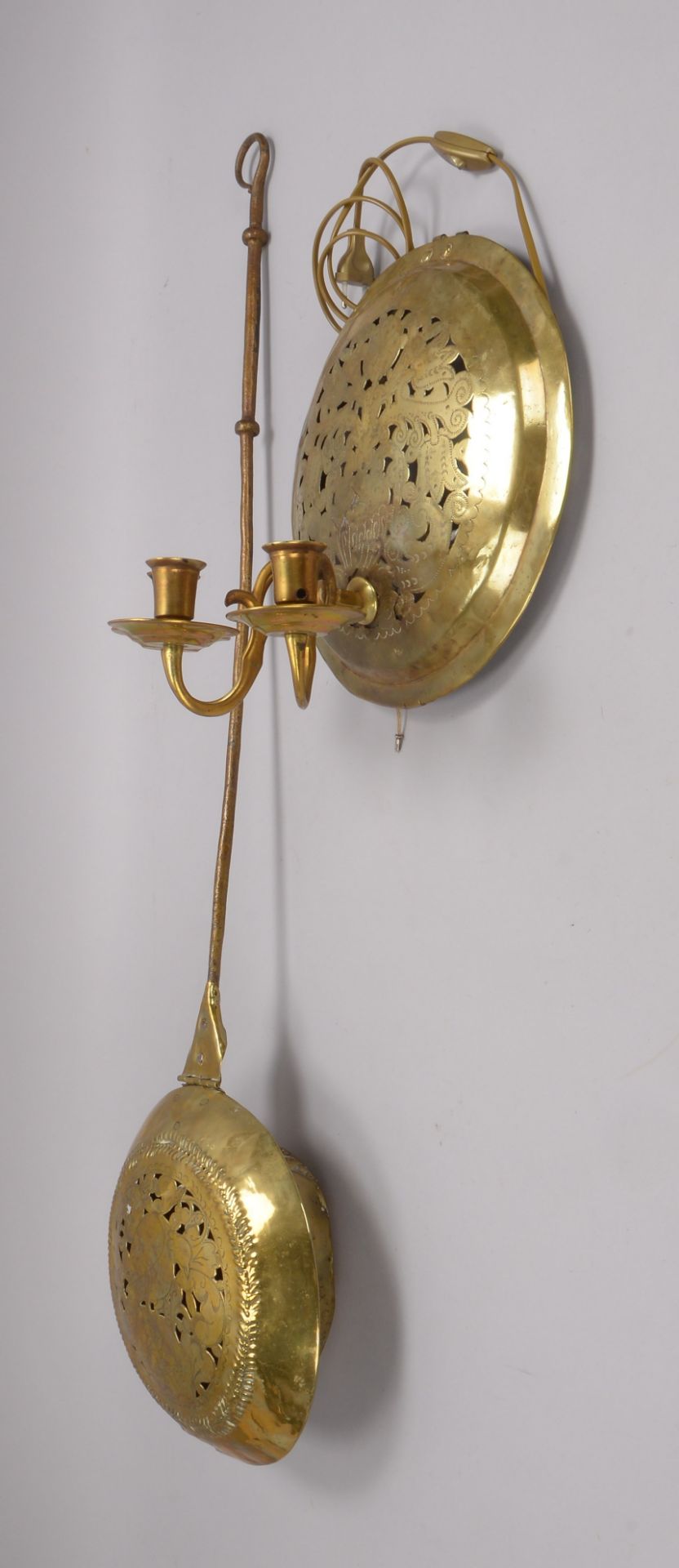 2 Bettwärmer (um 1850), davon 1x als Wandlampe umfunktioniert/elektrifiziert - Bild 2 aus 2