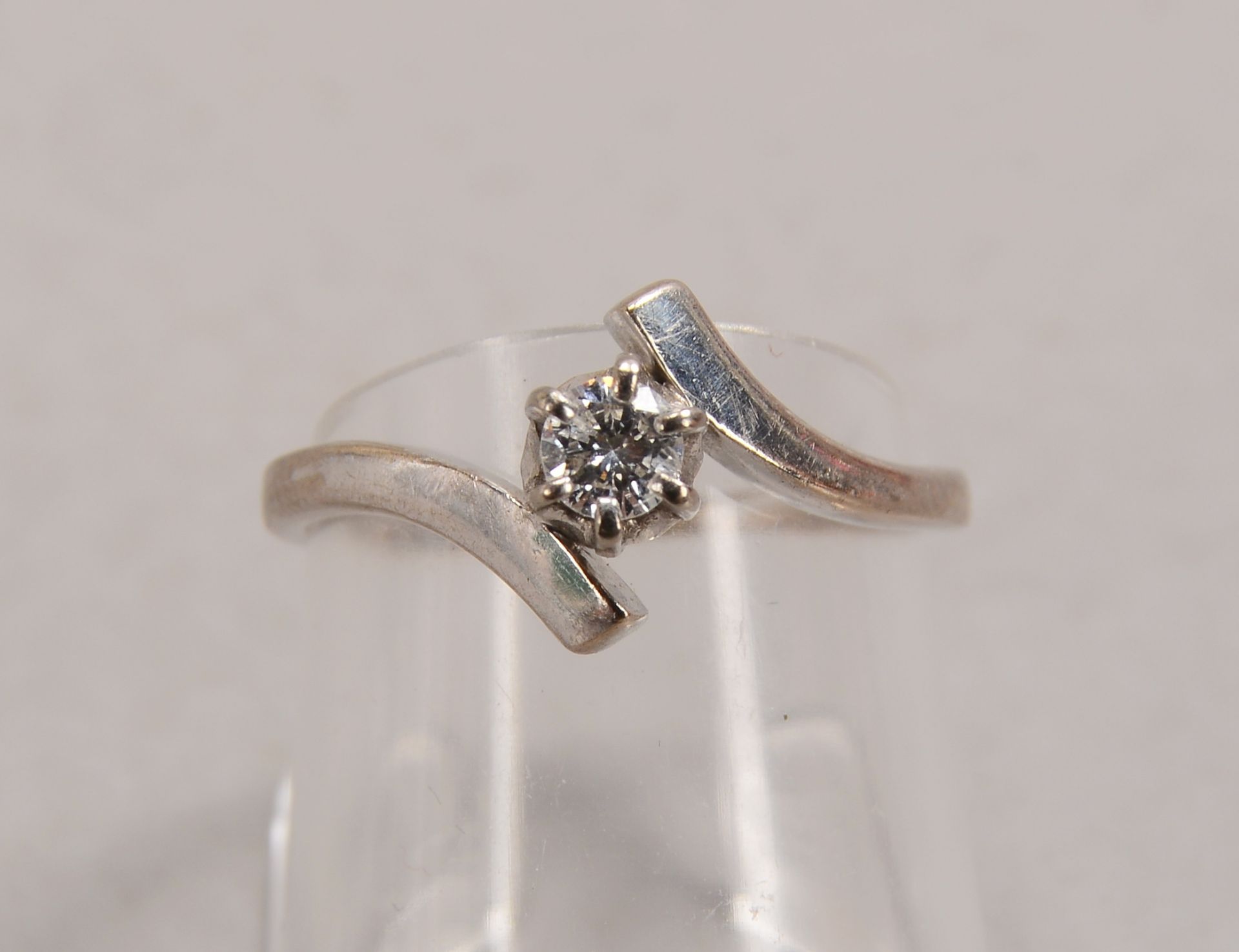 Ring, 750 WG (gestempelt), besetzt mit einzelnem Brillant von ca. 0,16 ct; RG 53, Gewicht 2,90 g - Image 2 of 2