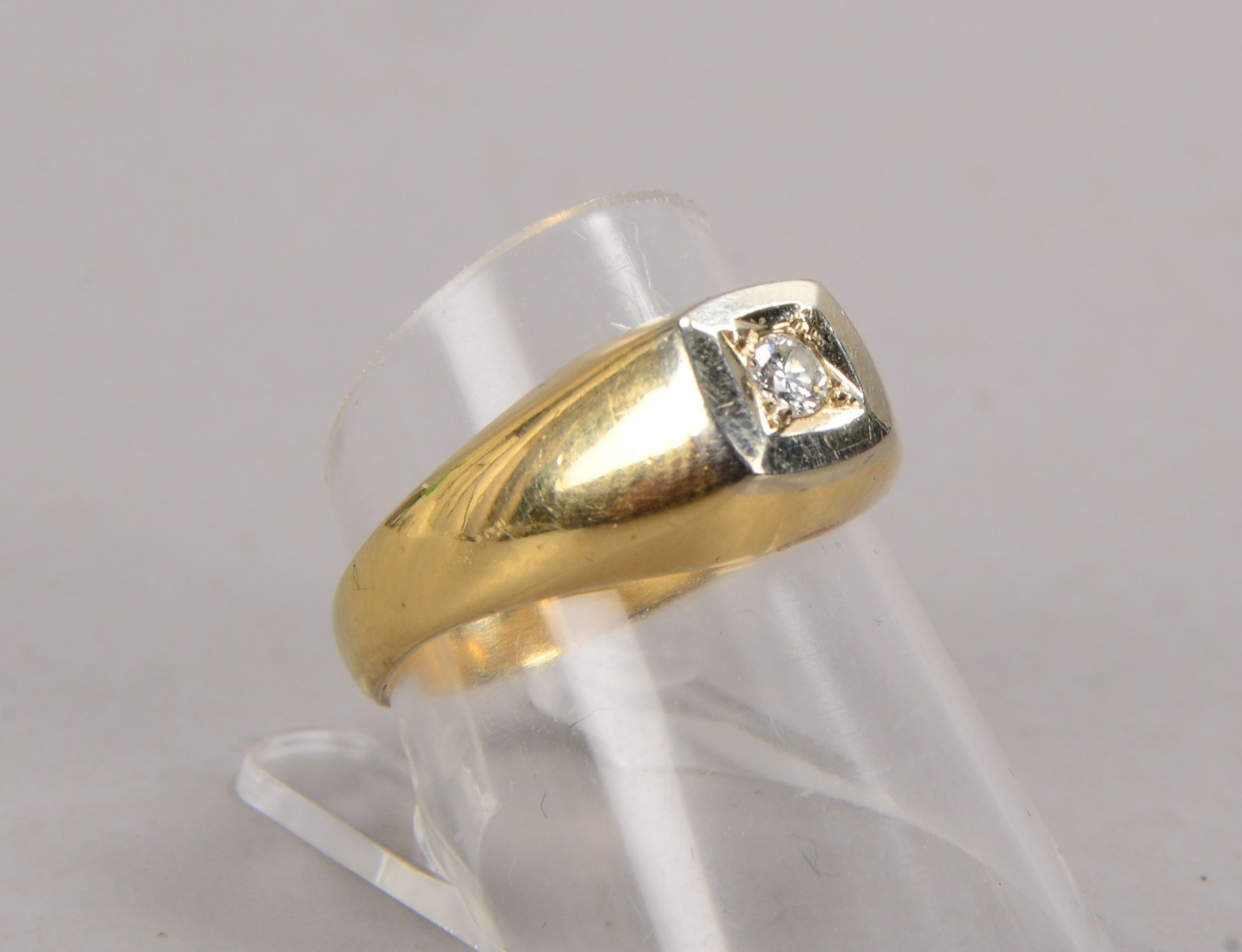 Ring, 585 GG (gestempelt), besetzt mit einzelnem kleinem Brillant von ca. 0,10 ct; RG 57 - Bild 2 aus 2