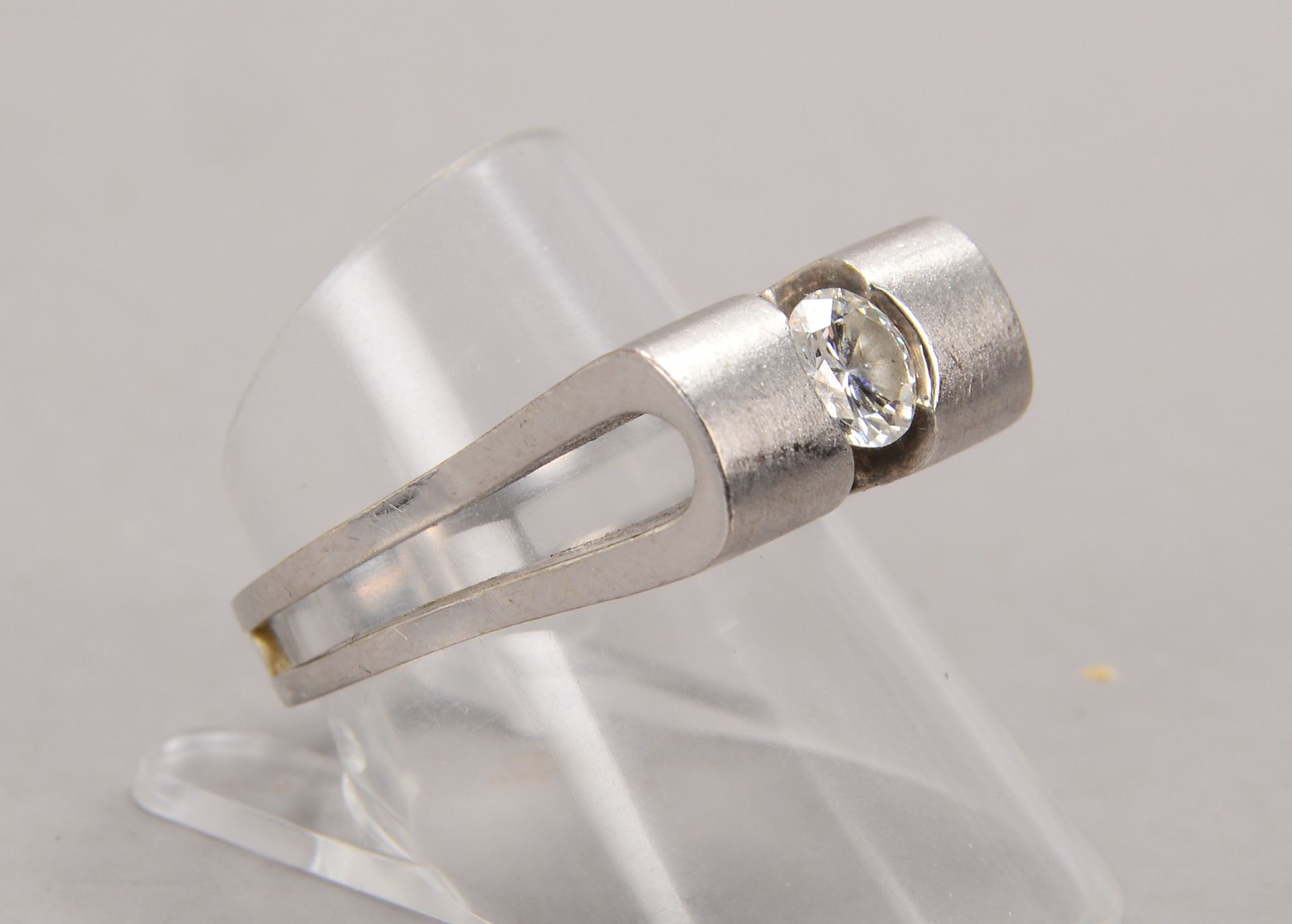 Solitärring, 750 WG gebürstet (gestempelt), besetzt mit einzelnem Brillant von ca. 0,60 ct, Weiß-Si