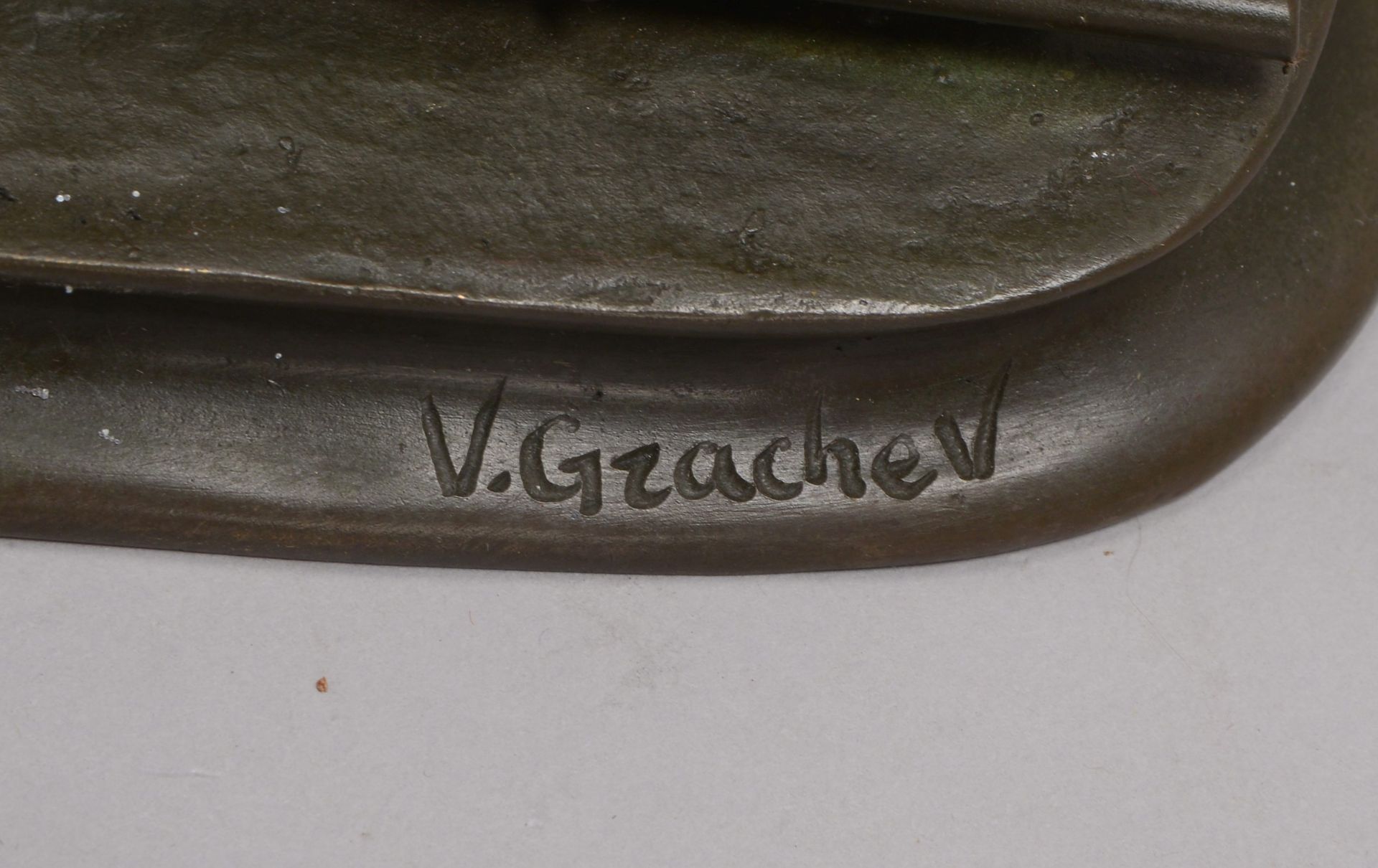 Bronzeskulptur, 'Troika', Bronze partiell poliert, signiert 'V. Gracher'; Länge 22,5 cm - Bild 2 aus 2