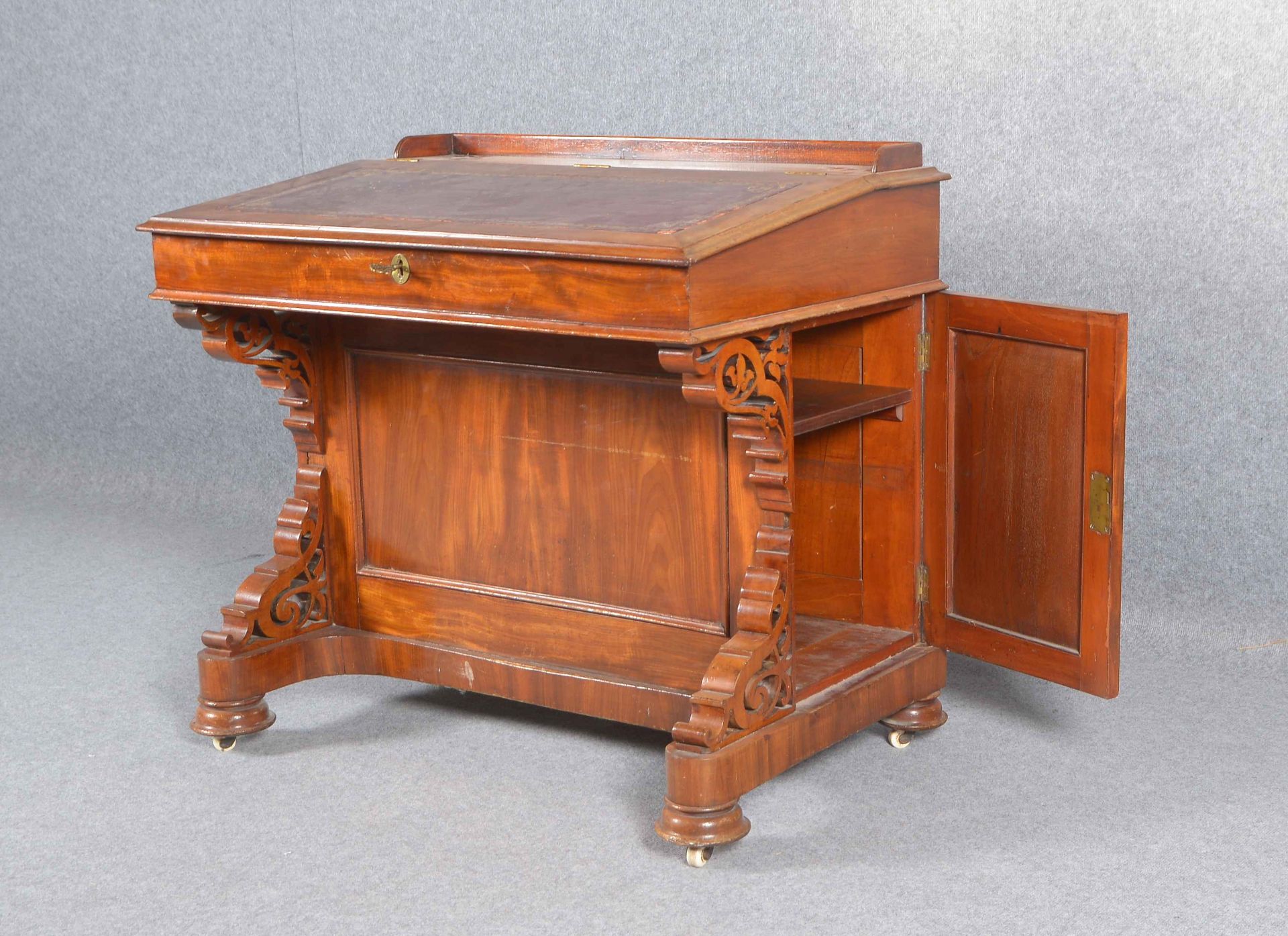 Schreibtisch/Pult, Mahagoni massiv, seitlich 2-t&uuml;riger Korpus, mit aufklappbarer Schreibklappe - Image 3 of 5