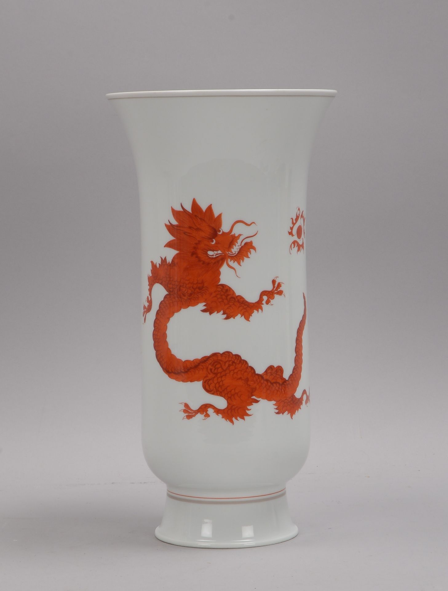 Meissen (Schwertermarke, I. Wahl), Porzellanvase, Dekor &#039;Roter Drache&#039;; H&ouml;he 35 cm, &