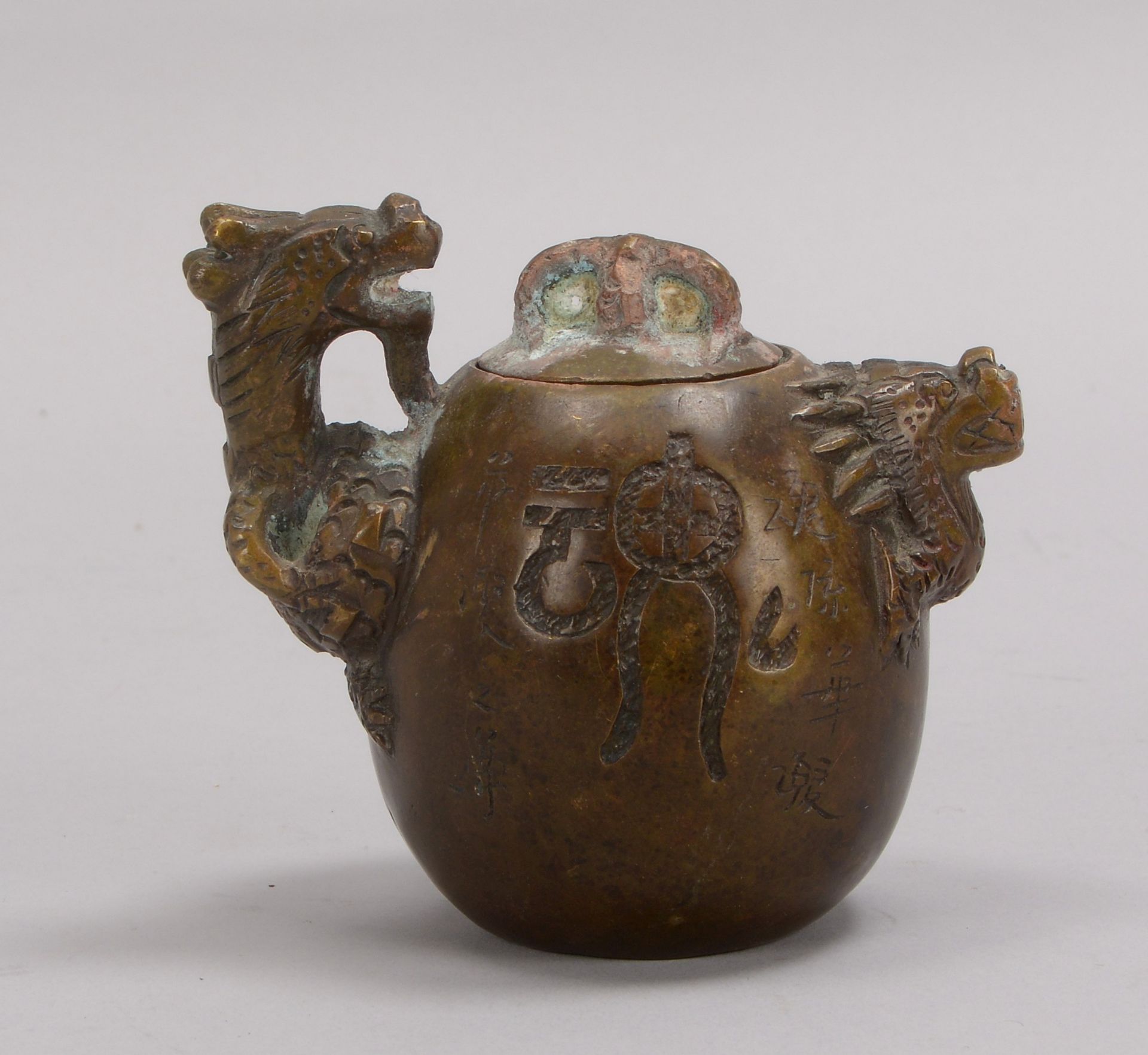 Bronzekanne (China), mit figürlichem Ausguss und Griff ('Drache'), Kanne im Boden gemarkt