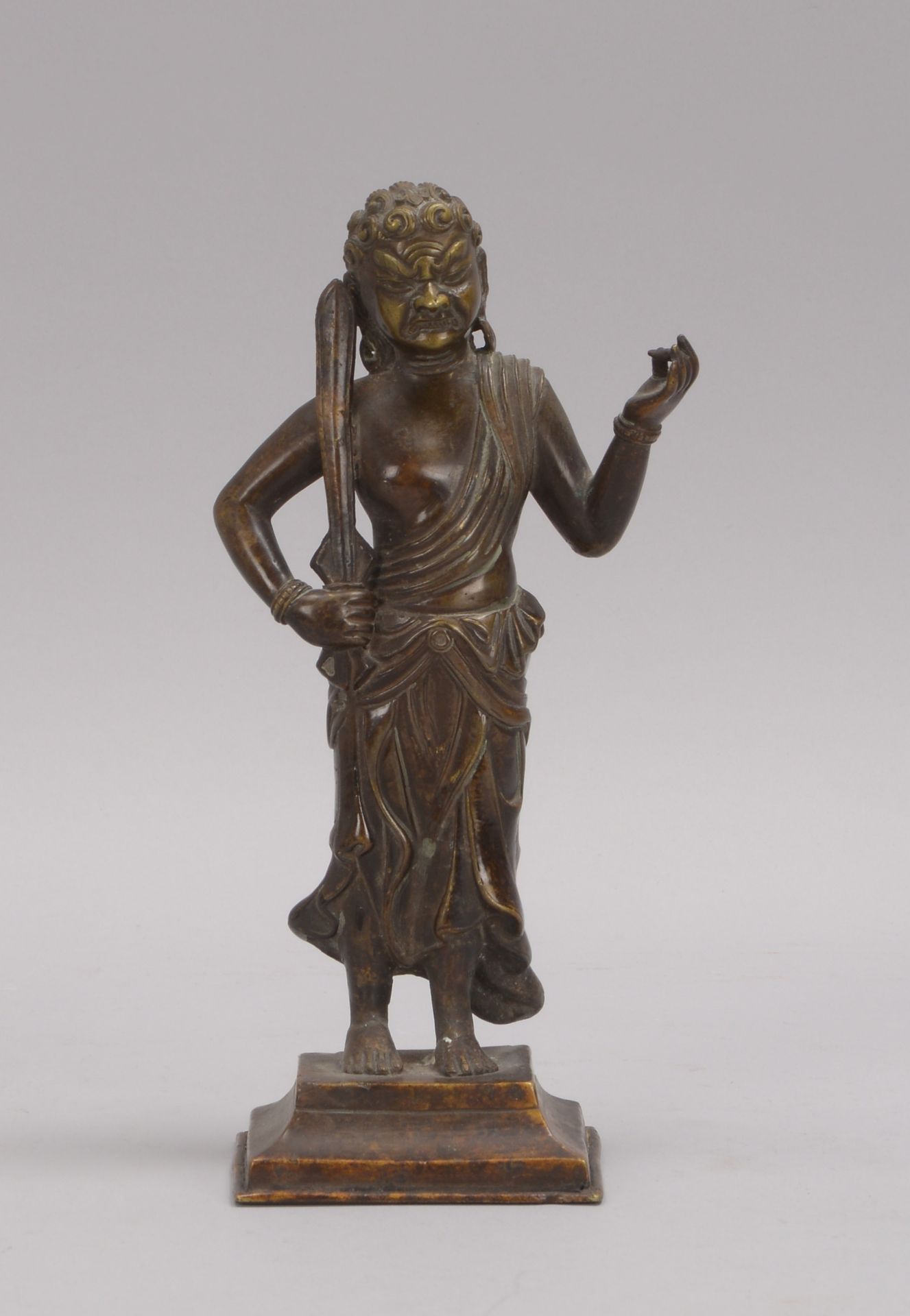 Bronzefigur (China), alt, 'Krieger-/Wächterdarstellung', Figur auf Sockel mit konkaven Seiten