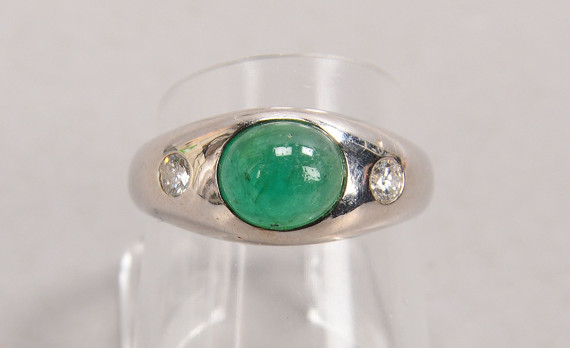 Ring, 585 WG (gestempelt), besetzt mit einzelnem Smaragd, Stein im Cabochonschliff, und Brillanten - Bild 2 aus 2